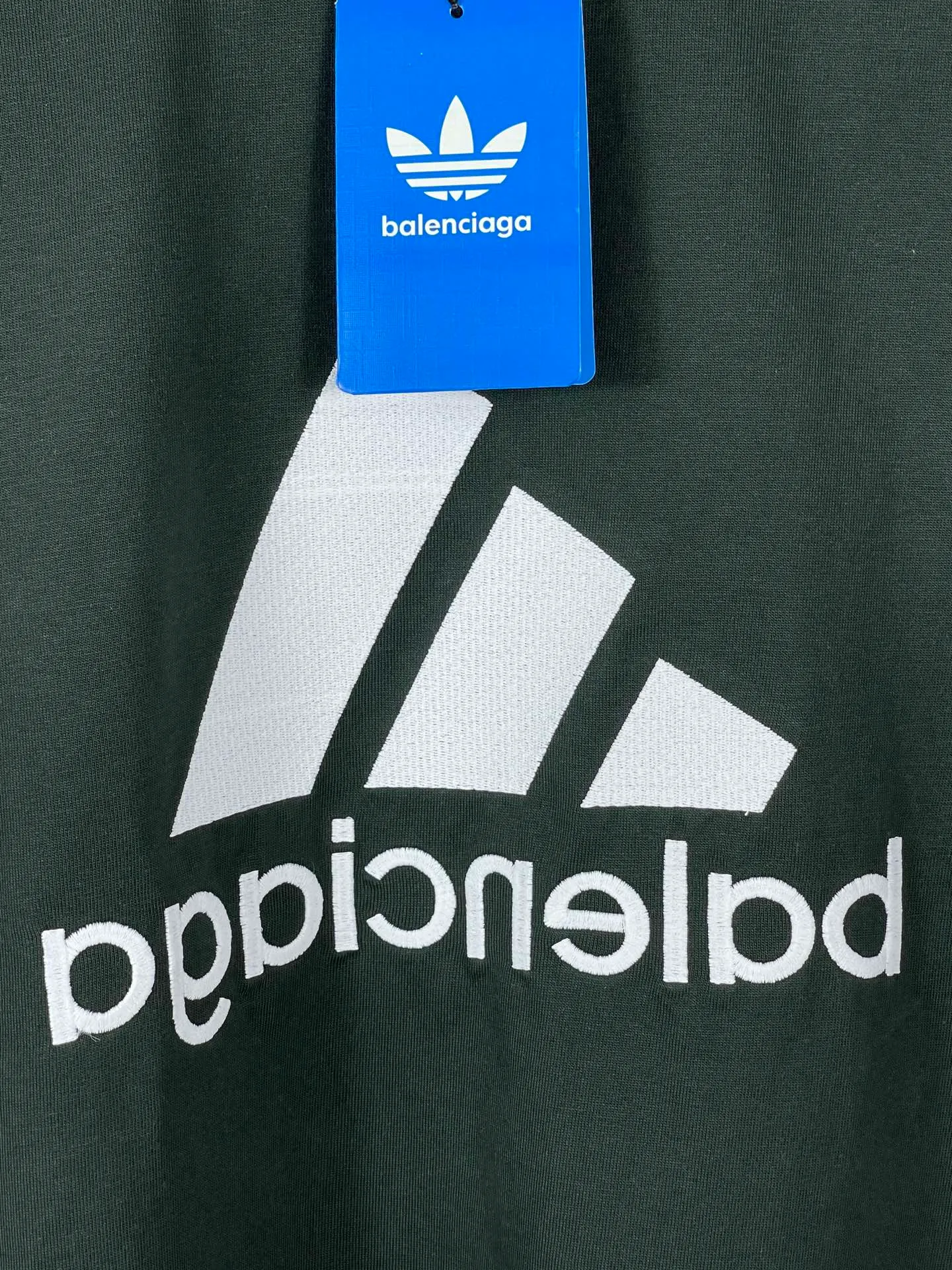 🅿️186 Real photos [Top version. Official website quality] BALENCI*GA/Paris co-branded Adidas classic LOGO combination on the front, double-sided front and back wear embroidered short-sleeved T-shirt# The fabric is made of Paris ZP custom-woven and dyed cotton double yarn. Weighing 260 grams, the cloth surface is clean. The cloth pattern is clear, soft and comfortable. The color fastness is good. It is not easy to change color. The threads are dyed with no color difference. The classic letter LOGO embroidery is embroidered using imported Tajima embroidery machine. The lines are clear and the effect is three-dimensional. Restored brick cabinets. The version adopts OS loose shoulder version. Same style for men and women. Code: BL223108 Color: white, sapphire blue, dark green Size: XS to L
