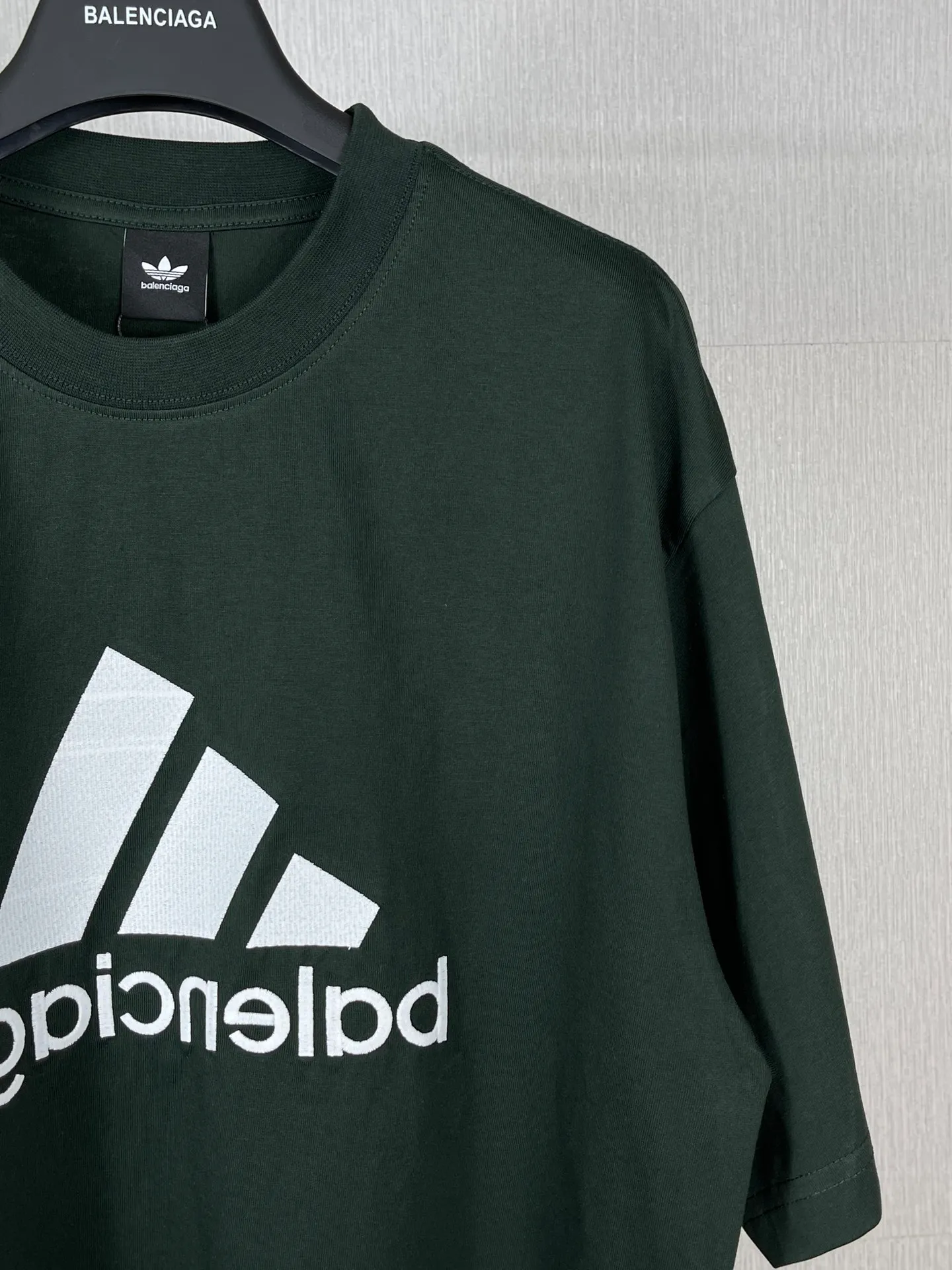 🅿️186 Real photos [Top version. Official website quality] BALENCI*GA/Paris co-branded Adidas classic LOGO combination on the front, double-sided front and back wear embroidered short-sleeved T-shirt# The fabric is made of Paris ZP custom-woven and dyed cotton double yarn. Weighing 260 grams, the cloth surface is clean. The cloth pattern is clear, soft and comfortable. The color fastness is good. It is not easy to change color. The threads are dyed with no color difference. The classic letter LOGO embroidery is embroidered using imported Tajima embroidery machine. The lines are clear and the effect is three-dimensional. Restored brick cabinets. The version adopts OS loose shoulder version. Same style for men and women. Code: BL223108 Color: white, sapphire blue, dark green Size: XS to L