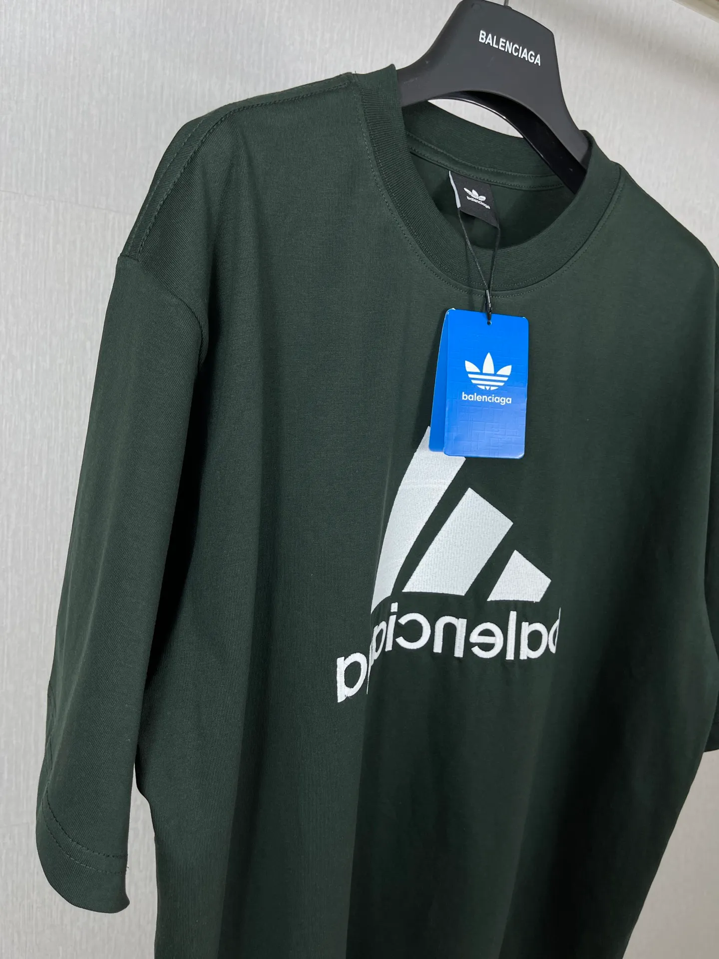 🅿️186 Real photos [Top version. Official website quality] BALENCI*GA/Paris co-branded Adidas classic LOGO combination on the front, double-sided front and back wear embroidered short-sleeved T-shirt# The fabric is made of Paris ZP custom-woven and dyed cotton double yarn. Weighing 260 grams, the cloth surface is clean. The cloth pattern is clear, soft and comfortable. The color fastness is good. It is not easy to change color. The threads are dyed with no color difference. The classic letter LOGO embroidery is embroidered using imported Tajima embroidery machine. The lines are clear and the effect is three-dimensional. Restored brick cabinets. The version adopts OS loose shoulder version. Same style for men and women. Code: BL223108 Color: white, sapphire blue, dark green Size: XS to L