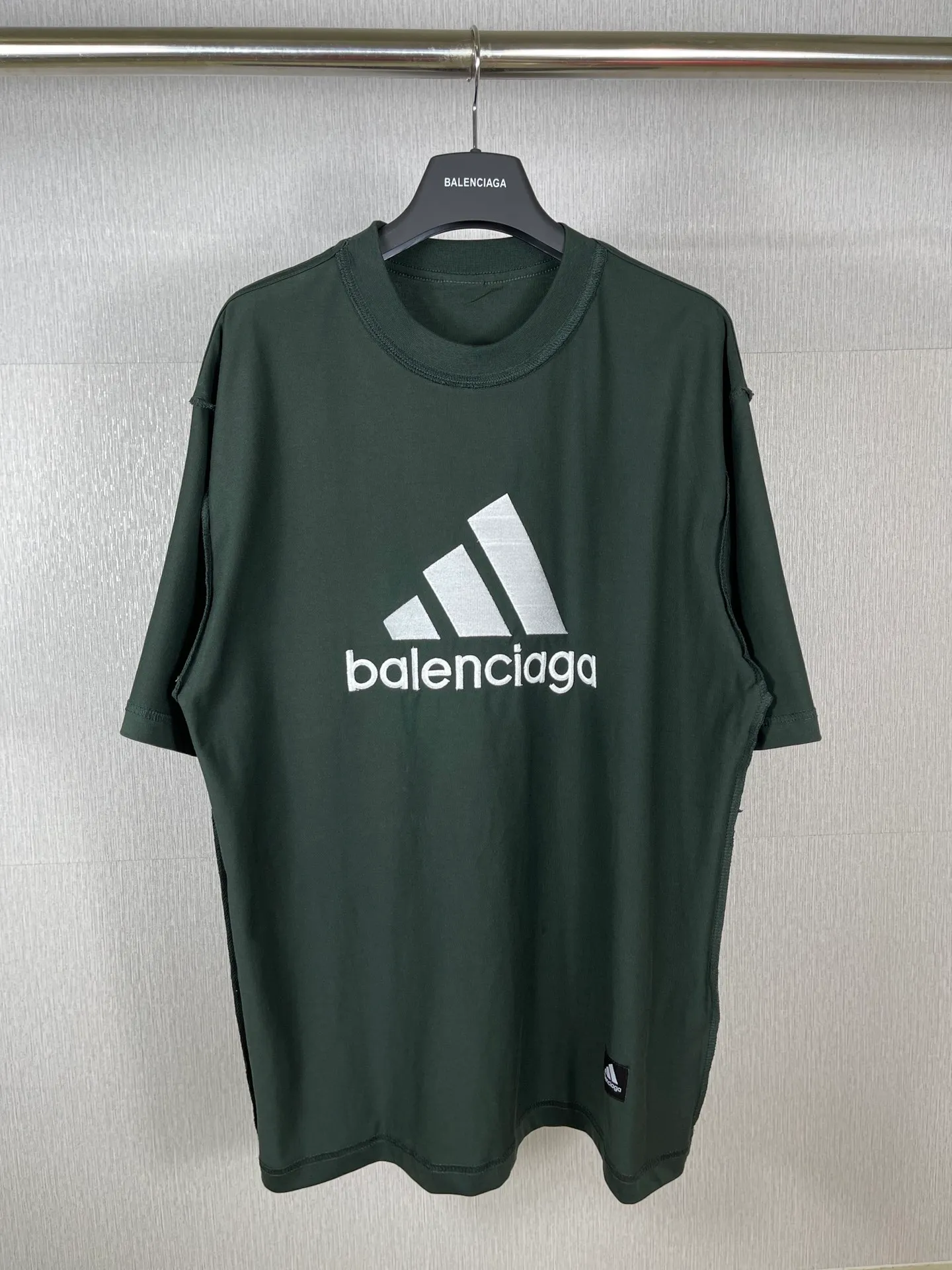 🅿️186 Real photos [Top version. Official website quality] BALENCI*GA/Paris co-branded Adidas classic LOGO combination on the front, double-sided front and back wear embroidered short-sleeved T-shirt# The fabric is made of Paris ZP custom-woven and dyed cotton double yarn. Weighing 260 grams, the cloth surface is clean. The cloth pattern is clear, soft and comfortable. The color fastness is good. It is not easy to change color. The threads are dyed with no color difference. The classic letter LOGO embroidery is embroidered using imported Tajima embroidery machine. The lines are clear and the effect is three-dimensional. Restored brick cabinets. The version adopts OS loose shoulder version. Same style for men and women. Code: BL223108 Color: white, sapphire blue, dark green Size: XS to L