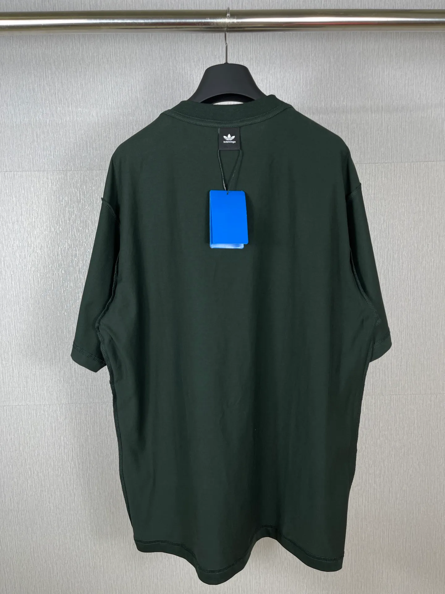 🅿️186 Real photos [Top version. Official website quality] BALENCI*GA/Paris co-branded Adidas classic LOGO combination on the front, double-sided front and back wear embroidered short-sleeved T-shirt# The fabric is made of Paris ZP custom-woven and dyed cotton double yarn. Weighing 260 grams, the cloth surface is clean. The cloth pattern is clear, soft and comfortable. The color fastness is good. It is not easy to change color. The threads are dyed with no color difference. The classic letter LOGO embroidery is embroidered using imported Tajima embroidery machine. The lines are clear and the effect is three-dimensional. Restored brick cabinets. The version adopts OS loose shoulder version. Same style for men and women. Code: BL223108 Color: white, sapphire blue, dark green Size: XS to L