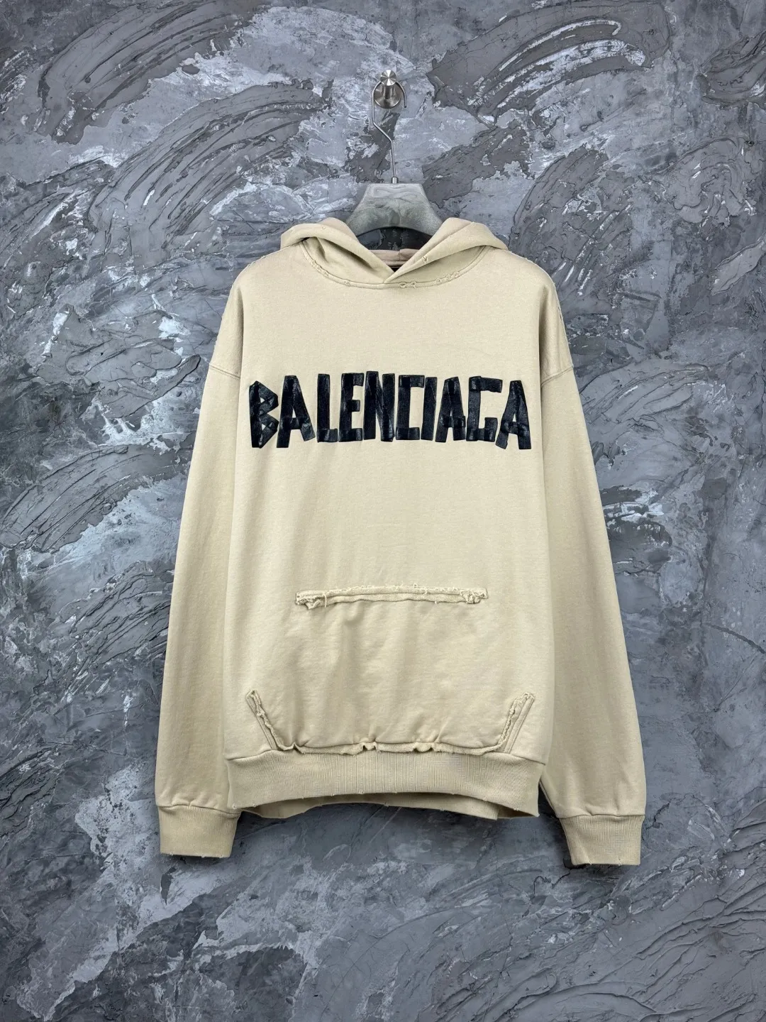 🅿️420 BALENCI*GA 24ss Paris hot-selling tape hooded sweatshirt. The front and back panels are printed with tape direct printing. Many hand-made. The ready-made garments are washed and worn. The cloth surface is clean. The cloth pattern is clear, super heavy work. Soft and comfortable. Exclusively pattern-woven and dyed 450g fabric. The threads are dyed in the same cylinder with zero color difference. Different from the market currency. The version adopts os loose shoulder version. Welcome to compare. Same style for men and women -Color: iron gray blue Paris blue washed black burgundy fluorescent yellow green khaki -SIZE: XS S M L style number 8912#