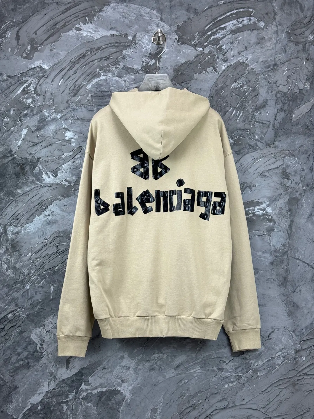 🅿️420 BALENCI*GA 24ss Paris hot-selling tape hooded sweatshirt. The front and back panels are printed with tape direct printing. Many hand-made. The ready-made garments are washed and worn. The cloth surface is clean. The cloth pattern is clear, super heavy work. Soft and comfortable. Exclusively pattern-woven and dyed 450g fabric. The threads are dyed in the same cylinder with zero color difference. Different from the market currency. The version adopts os loose shoulder version. Welcome to compare. Same style for men and women -Color: iron gray blue Paris blue washed black burgundy fluorescent yellow green khaki -SIZE: XS S M L style number 8912#