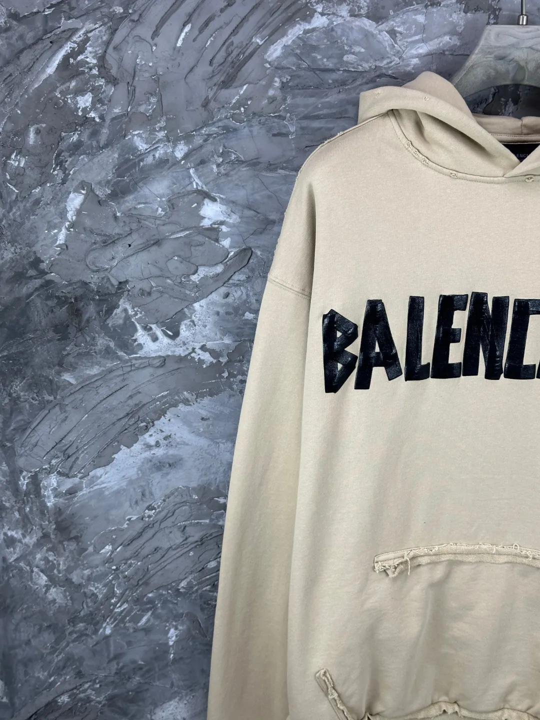 🅿️420 BALENCI*GA 24ss Paris hot-selling tape hooded sweatshirt. The front and back panels are printed with tape direct printing. Many hand-made. The ready-made garments are washed and worn. The cloth surface is clean. The cloth pattern is clear, super heavy work. Soft and comfortable. Exclusively pattern-woven and dyed 450g fabric. The threads are dyed in the same cylinder with zero color difference. Different from the market currency. The version adopts os loose shoulder version. Welcome to compare. Same style for men and women -Color: iron gray blue Paris blue washed black burgundy fluorescent yellow green khaki -SIZE: XS S M L style number 8912#