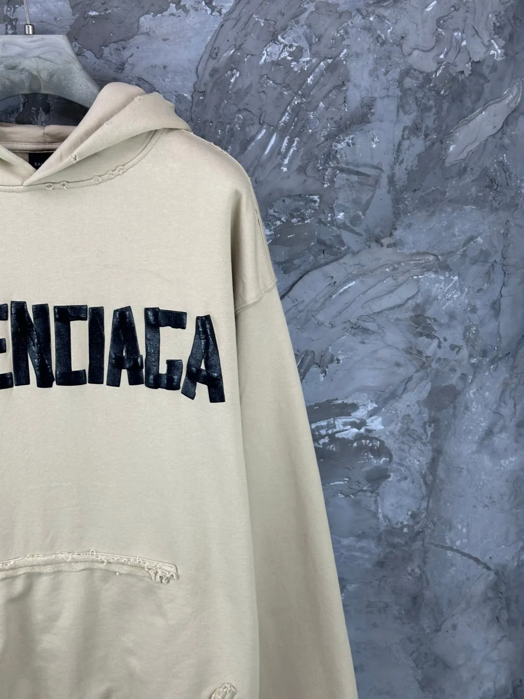 🅿️420 BALENCI*GA 24ss Paris hot-selling tape hooded sweatshirt. The front and back panels are printed with tape direct printing. Many hand-made. The ready-made garments are washed and worn. The cloth surface is clean. The cloth pattern is clear, super heavy work. Soft and comfortable. Exclusively pattern-woven and dyed 450g fabric. The threads are dyed in the same cylinder with zero color difference. Different from the market currency. The version adopts os loose shoulder version. Welcome to compare. Same style for men and women -Color: iron gray blue Paris blue washed black burgundy fluorescent yellow green khaki -SIZE: XS S M L style number 8912#