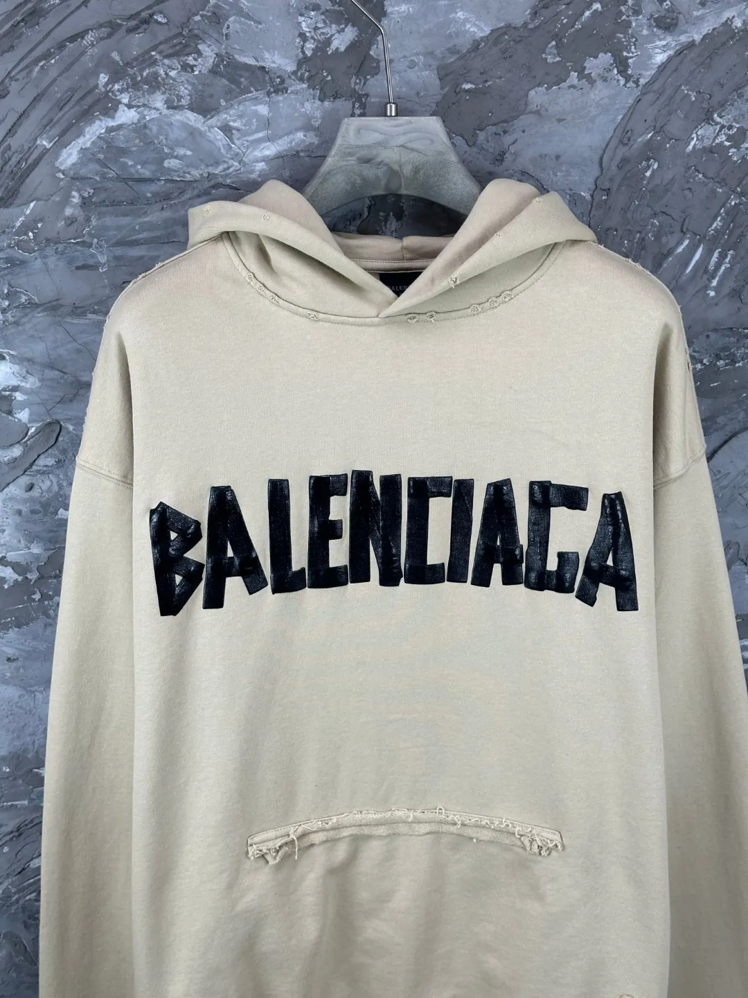 🅿️420 BALENCI*GA 24ss Paris hot-selling tape hooded sweatshirt. The front and back panels are printed with tape direct printing. Many hand-made. The ready-made garments are washed and worn. The cloth surface is clean. The cloth pattern is clear, super heavy work. Soft and comfortable. Exclusively pattern-woven and dyed 450g fabric. The threads are dyed in the same cylinder with zero color difference. Different from the market currency. The version adopts os loose shoulder version. Welcome to compare. Same style for men and women -Color: iron gray blue Paris blue washed black burgundy fluorescent yellow green khaki -SIZE: XS S M L style number 8912#