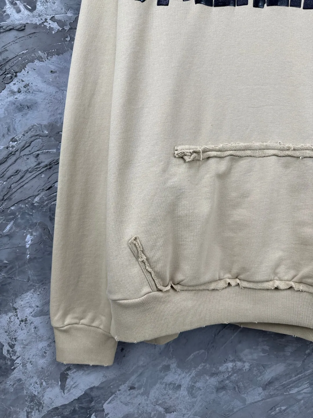 🅿️420 BALENCI*GA 24ss Paris hot-selling tape hooded sweatshirt. The front and back panels are printed with tape direct printing. Many hand-made. The ready-made garments are washed and worn. The cloth surface is clean. The cloth pattern is clear, super heavy work. Soft and comfortable. Exclusively pattern-woven and dyed 450g fabric. The threads are dyed in the same cylinder with zero color difference. Different from the market currency. The version adopts os loose shoulder version. Welcome to compare. Same style for men and women -Color: iron gray blue Paris blue washed black burgundy fluorescent yellow green khaki -SIZE: XS S M L style number 8912#