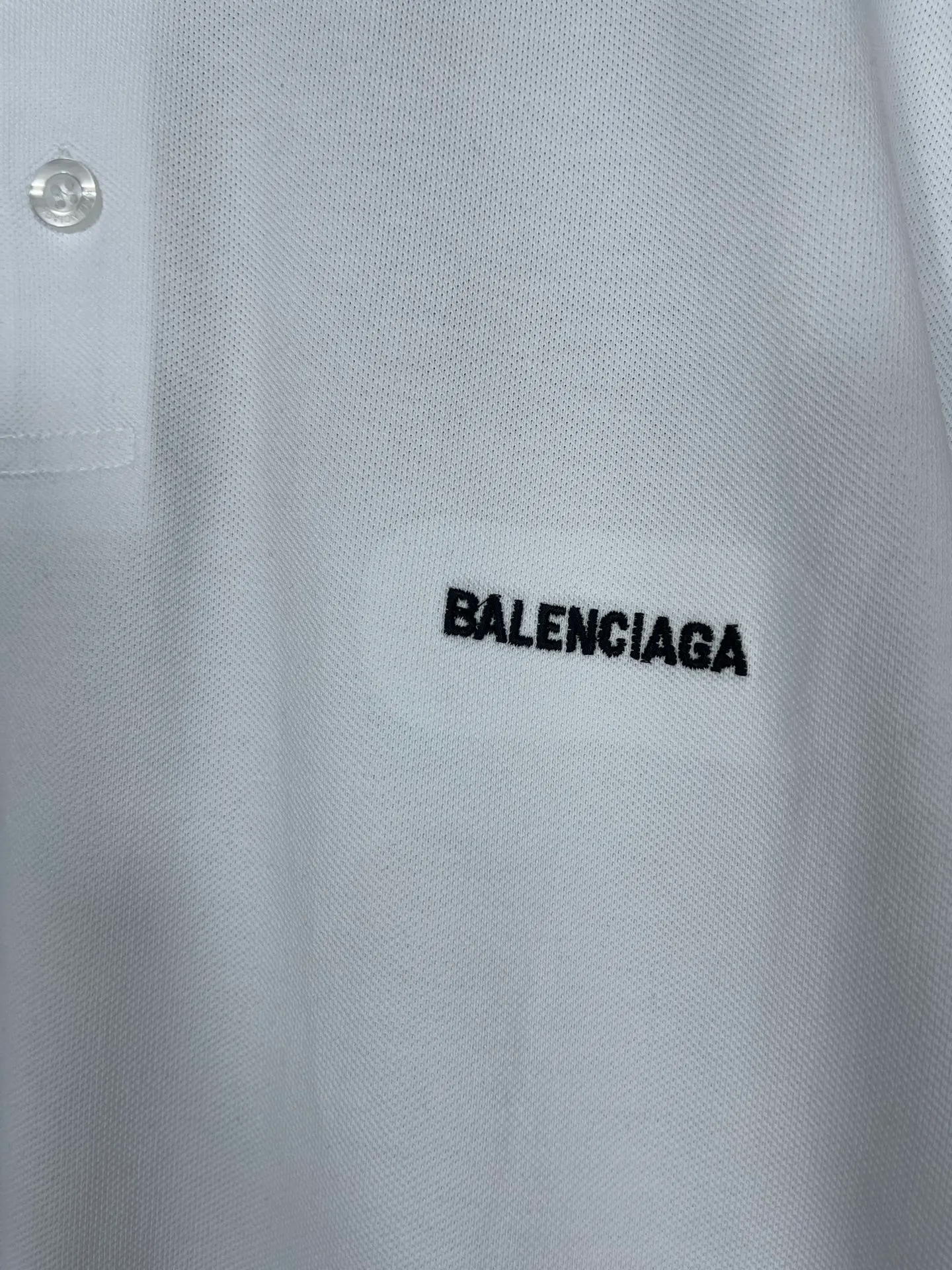 🅿️220 real photos [Top version. Official website quality] BALENCI*GA/Paris #2025 new Paris classic letter LOGO embroidered front and back POLO shirt, front and back slit design, full of design, welcome to compare. The fabric is made of Paris ZP custom-woven and dyed cotton pique, with a weight of 260 grams. The cloth surface is clean. The cloth pattern is clear, soft and comfortable. The threads are woven and dyed with no color difference. The embroidered LOGO is embroidered using imported Tajima embroidery machine. The effect is three-dimensional. Restore the brick cabinet, adopt OS loose shoulder style. Same style for men and women. Coding: BL252216 Color: black, white Size: XS S M L