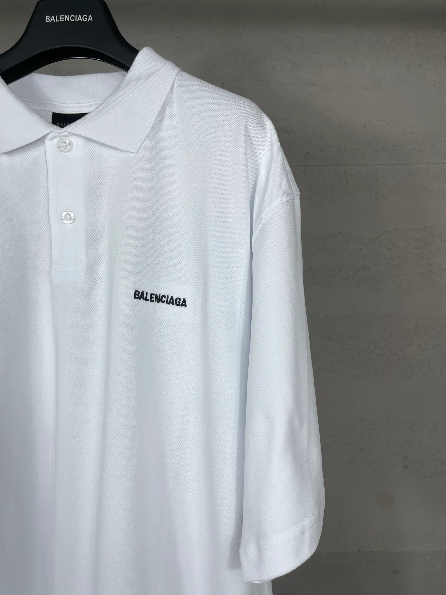 🅿️220 real photos [Top version. Official website quality] BALENCI*GA/Paris #2025 new Paris classic letter LOGO embroidered front and back POLO shirt, front and back slit design, full of design, welcome to compare. The fabric is made of Paris ZP custom-woven and dyed cotton pique, with a weight of 260 grams. The cloth surface is clean. The cloth pattern is clear, soft and comfortable. The threads are woven and dyed with no color difference. The embroidered LOGO is embroidered using imported Tajima embroidery machine. The effect is three-dimensional. Restore the brick cabinet, adopt OS loose shoulder style. Same style for men and women. Coding: BL252216 Color: black, white Size: XS S M L