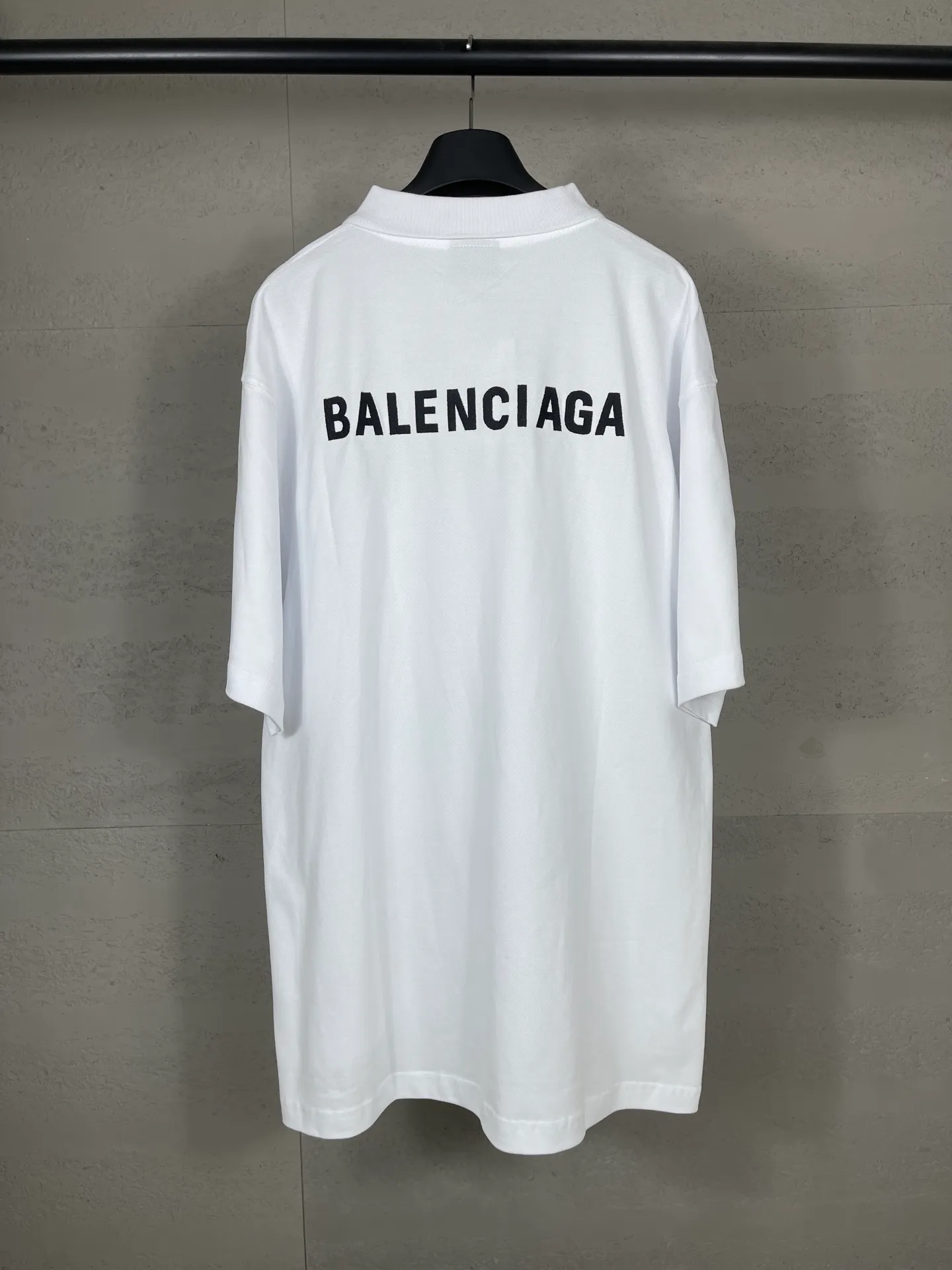 🅿️220 real photos [Top version. Official website quality] BALENCI*GA/Paris #2025 new Paris classic letter LOGO embroidered front and back POLO shirt, front and back slit design, full of design, welcome to compare. The fabric is made of Paris ZP custom-woven and dyed cotton pique, with a weight of 260 grams. The cloth surface is clean. The cloth pattern is clear, soft and comfortable. The threads are woven and dyed with no color difference. The embroidered LOGO is embroidered using imported Tajima embroidery machine. The effect is three-dimensional. Restore the brick cabinet, adopt OS loose shoulder style. Same style for men and women. Coding: BL252216 Color: black, white Size: XS S M L