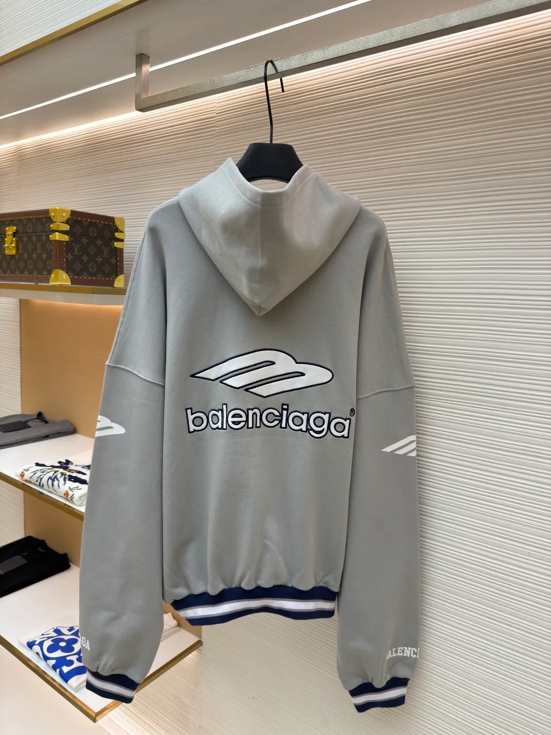 Balenciaga 3B football Polo hoodie ●Original version: purchased and developed by 10767 ●Item number: 1682334-B05 ●Fabric: cotton fabric ●Technology: embroidery applique production ●Color: gray ●Version: loose fit ●Weight: about 885 grams ●Size: XS-S-M-L ●Description: The neckline adopts a half-open button design and is decorated with metal badges to enhance the layered look; the main body of the garment presents the brand logo through three-dimensional foam printing technology, and the grayscale gradient effect enhances the visual texture. The cuffs and hem are edged with contrasting ribbing, which has moderate elasticity and is not easily deformed; a collage label is embedded in the left hem, and the details echo the brand's street style. The partial logo embroidery on the shoulders and cuffs echoes the main pattern. The overall craftsmanship takes into account practical wearability and brand recognition, making it suitable for daily casual or trendy looks. The overall wiring is straight and delicate, the fabric is comfortable and soft, and the color is consistent without color difference. It can be matched with the same style to create a fashionable look and control various occasions. Customized accessories, complete with three standards, same style for men and women!