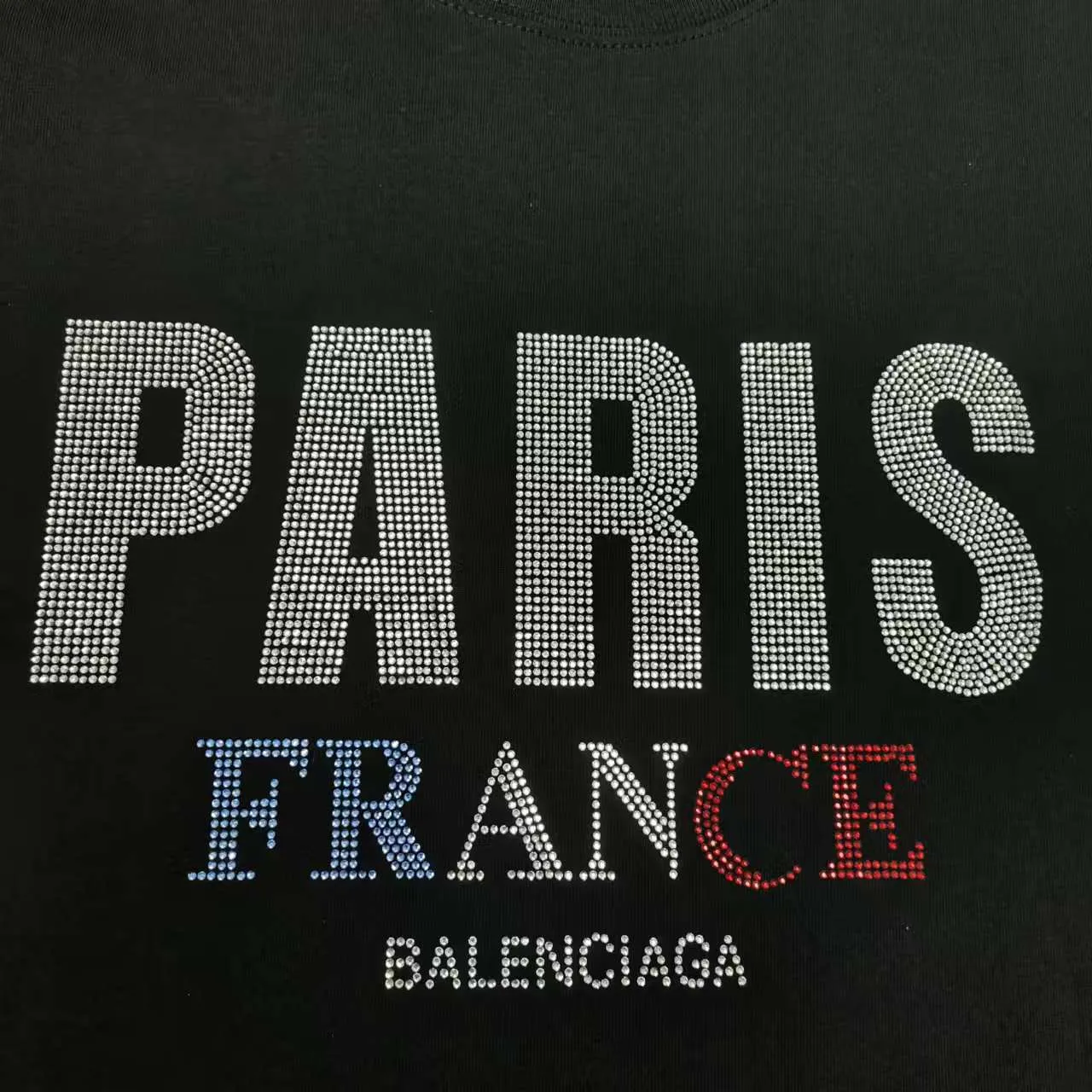 The top version of Balenciaga's short sleeves with diamond letters, 2024SS new main wheat upper body, printing using imported elliptical machine glue printing, different from the market heat transfer process, threaded neckline, sleeves and hem using fraying and cutting effect, front panel computer scanning precise alignment printing color and luster is completely restored, the fabric is made of 32s240g, three standards for large quantities + code number sticker + dustproof paper with logo Size: Xs-L Color: black P:310