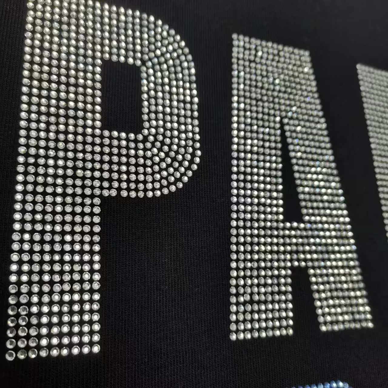 The top version of Balenciaga's short sleeves with diamond letters, 2024SS new main wheat upper body, printing using imported elliptical machine glue printing, different from the market heat transfer process, threaded neckline, sleeves and hem using fraying and cutting effect, front panel computer scanning precise alignment printing color and luster is completely restored, the fabric is made of 32s240g, three standards for large quantities + code number sticker + dustproof paper with logo Size: Xs-L Color: black P:310