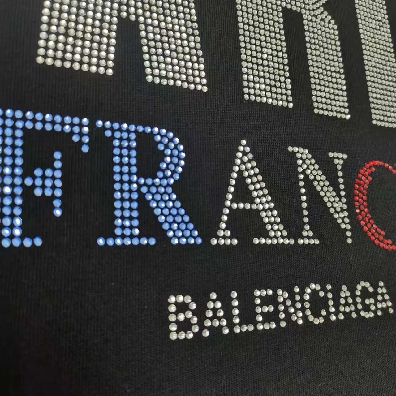 The top version of Balenciaga's short sleeves with diamond letters, 2024SS new main wheat upper body, printing using imported elliptical machine glue printing, different from the market heat transfer process, threaded neckline, sleeves and hem using fraying and cutting effect, front panel computer scanning precise alignment printing color and luster is completely restored, the fabric is made of 32s240g, three standards for large quantities + code number sticker + dustproof paper with logo Size: Xs-L Color: black P:310