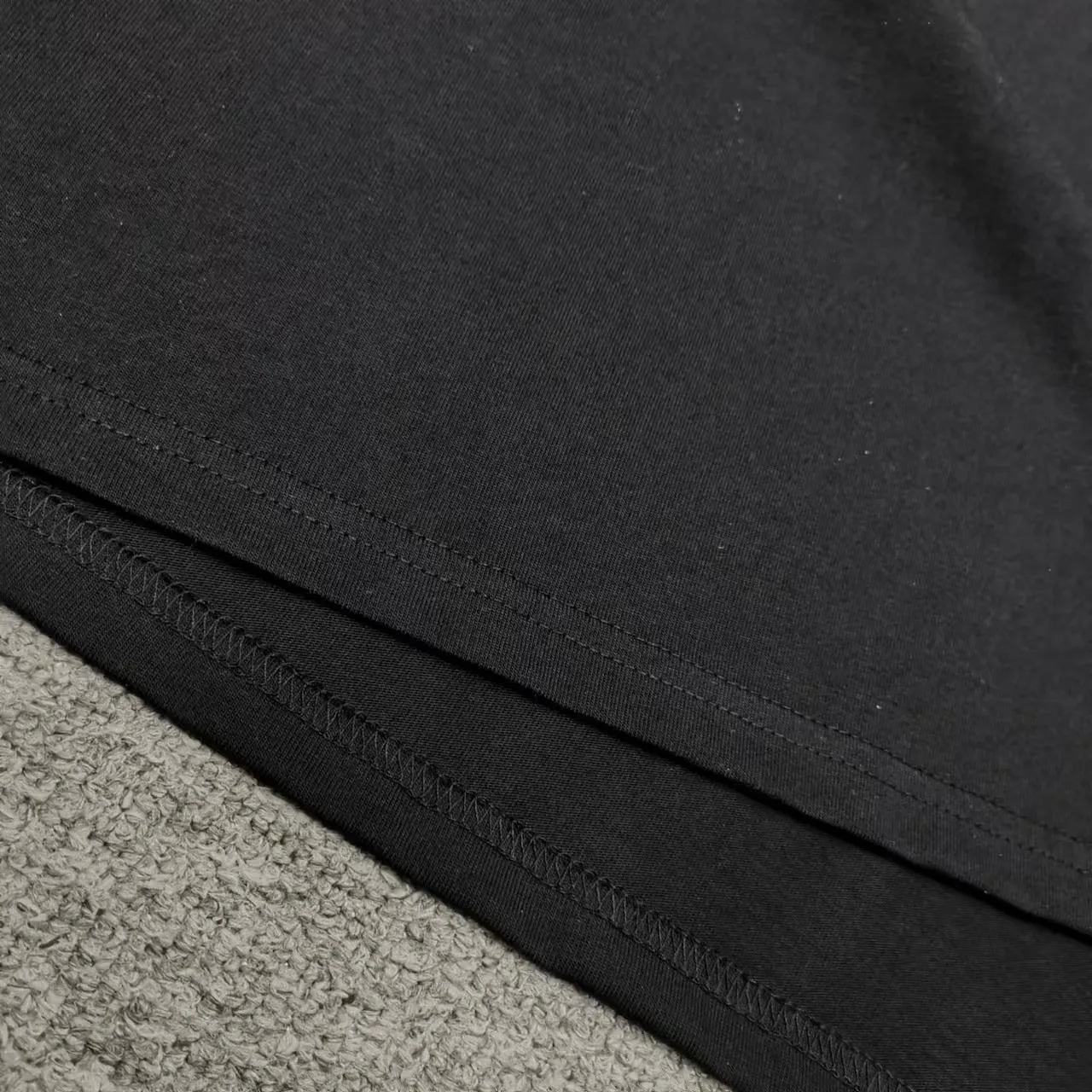 The top version of Balenciaga's short sleeves with diamond letters, 2024SS new main wheat upper body, printing using imported elliptical machine glue printing, different from the market heat transfer process, threaded neckline, sleeves and hem using fraying and cutting effect, front panel computer scanning precise alignment printing color and luster is completely restored, the fabric is made of 32s240g, three standards for large quantities + code number sticker + dustproof paper with logo Size: Xs-L Color: black P:310