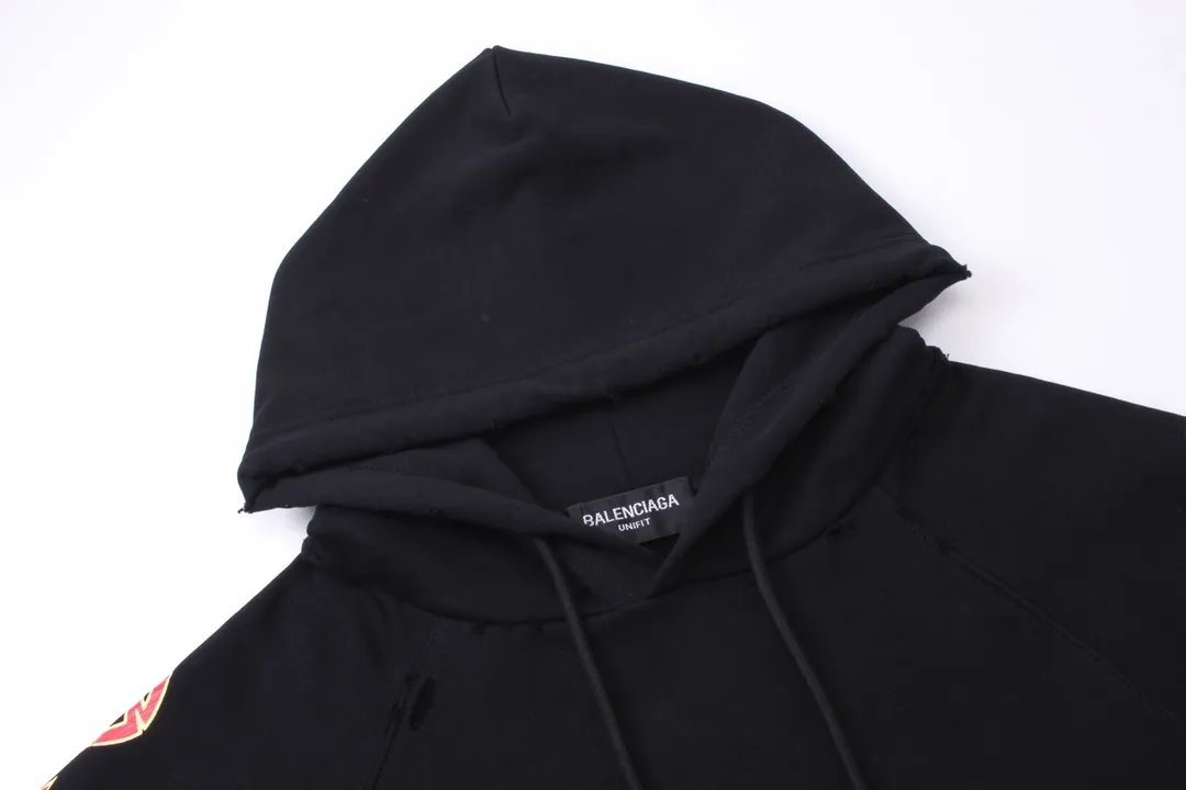 🅿️316 Detailed picture [Top version. Official website quality] BALENCI*GA/Paris. Classic model. 23SS#BALENCI*GA# Ready-to-wear distressed. Hand-worn. Hand-painted, limited edition rock band printed hooded long-sleeved sweatshirt. Autumn and winter brick cabinet synchronization. The fabric is made of Paris ZP custom-woven and dyed cotton sweatshirt. The net weight is 450 grams. The cloth surface is clean. The cloth pattern is clear, soft and comfortable. The threads are woven and dyed with no color difference. The classic letter LOGO uses precision stencils, imported environmentally friendly rubber paddles, and crackle printing, with a three-dimensional effect. The hem is hand-painted, restoring the brick cabinet, and the version adopts the OS loose shoulder style. Same style for men and women. Code: BL238057 Color: black, coffee, beige. Size: XS S M L