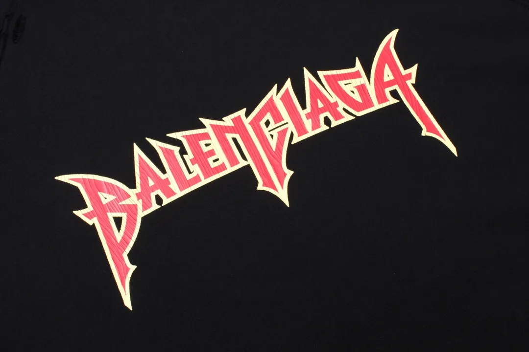 🅿️316 Detailed picture [Top version. Official website quality] BALENCI*GA/Paris. Classic model. 23SS#BALENCI*GA# Ready-to-wear distressed. Hand-worn. Hand-painted, limited edition rock band printed hooded long-sleeved sweatshirt. Autumn and winter brick cabinet synchronization. The fabric is made of Paris ZP custom-woven and dyed cotton sweatshirt. The net weight is 450 grams. The cloth surface is clean. The cloth pattern is clear, soft and comfortable. The threads are woven and dyed with no color difference. The classic letter LOGO uses precision stencils, imported environmentally friendly rubber paddles, and crackle printing, with a three-dimensional effect. The hem is hand-painted, restoring the brick cabinet, and the version adopts the OS loose shoulder style. Same style for men and women. Code: BL238057 Color: black, coffee, beige. Size: XS S M L