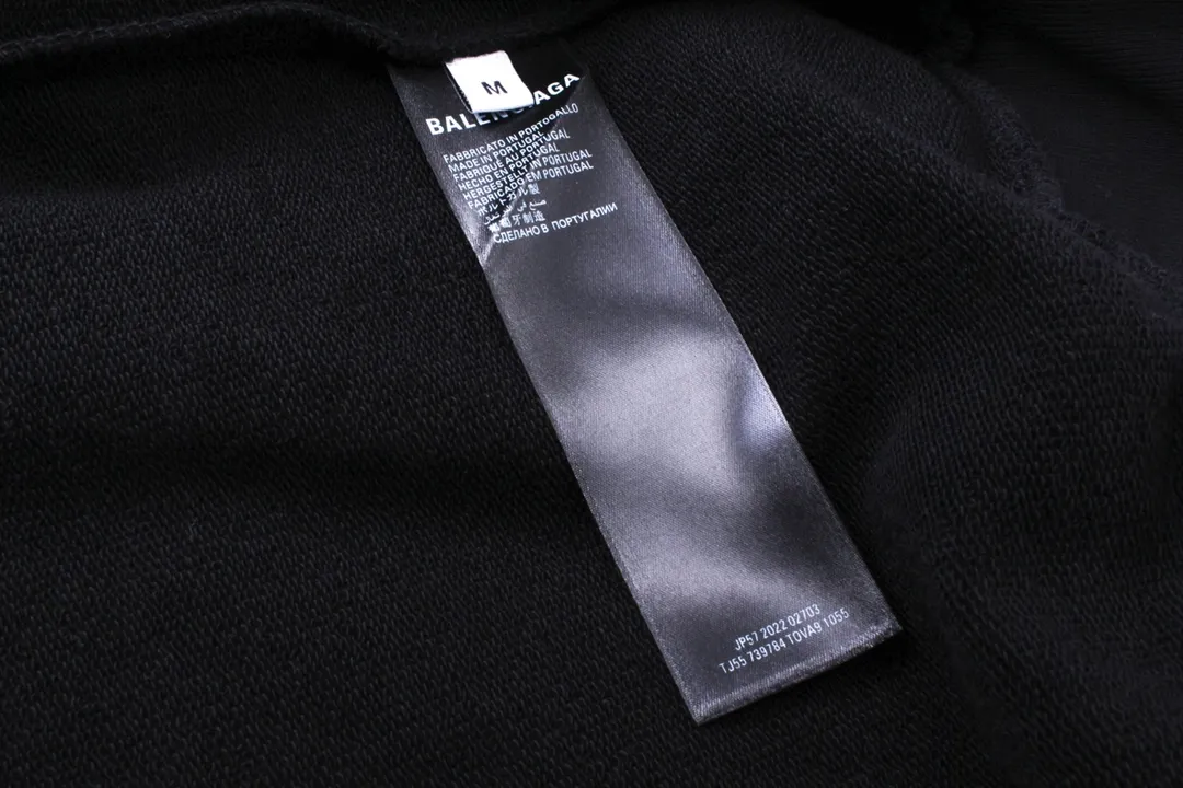 🅿️316 Detailed picture [Top version. Official website quality] BALENCI*GA/Paris. Classic model. 23SS#BALENCI*GA# Ready-to-wear distressed. Hand-worn. Hand-painted, limited edition rock band printed hooded long-sleeved sweatshirt. Autumn and winter brick cabinet synchronization. The fabric is made of Paris ZP custom-woven and dyed cotton sweatshirt. The net weight is 450 grams. The cloth surface is clean. The cloth pattern is clear, soft and comfortable. The threads are woven and dyed with no color difference. The classic letter LOGO uses precision stencils, imported environmentally friendly rubber paddles, and crackle printing, with a three-dimensional effect. The hem is hand-painted, restoring the brick cabinet, and the version adopts the OS loose shoulder style. Same style for men and women. Code: BL238057 Color: black, coffee, beige. Size: XS S M L