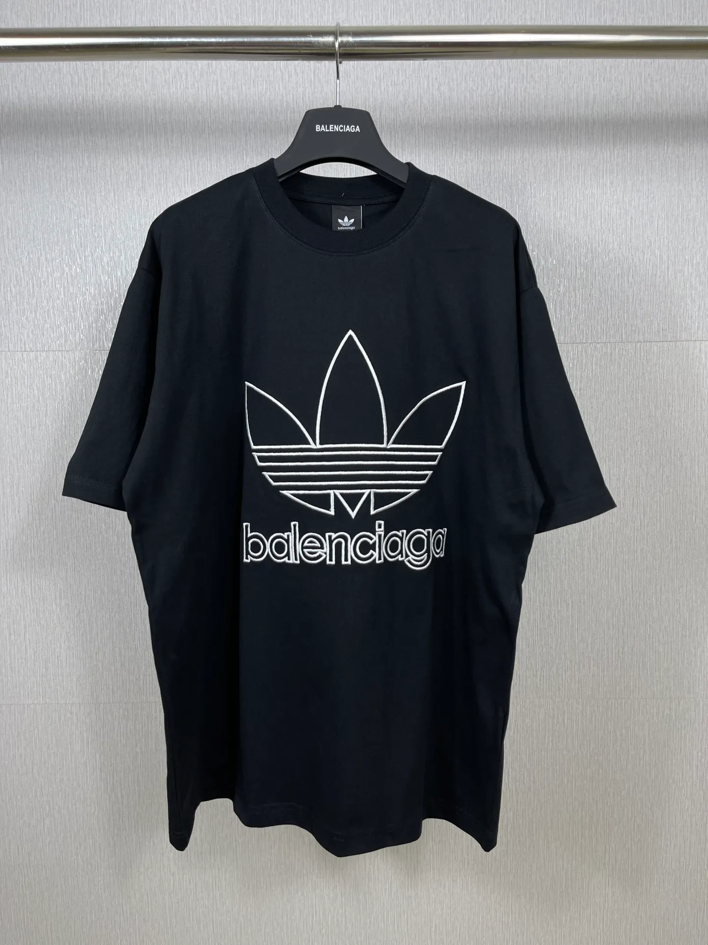 🅿️174 Real photos [Top version. Official website quality] BALENCI*GA/Paris joint Adidas front embroidered LOGO short-sleeved T-shirt# The fabric is made of Paris ZP custom-woven and dyed cotton double yarn. Weighing 260 grams, the cloth surface is clean. The cloth pattern is clear, soft and comfortable. The color fastness is good. It is not easy to change color. The threads are dyed with no color difference. The LOGO pattern letters are embroidered using imported embroidery machines, and the letters are three-dimensional and full. It is produced in Jubie market based on pictures, and comparisons are welcome. Restored brick cabinets. The version adopts OS loose shoulder design. Same style for men and women. Code: BL223059 Color: dark green, black, white Size: XS to L