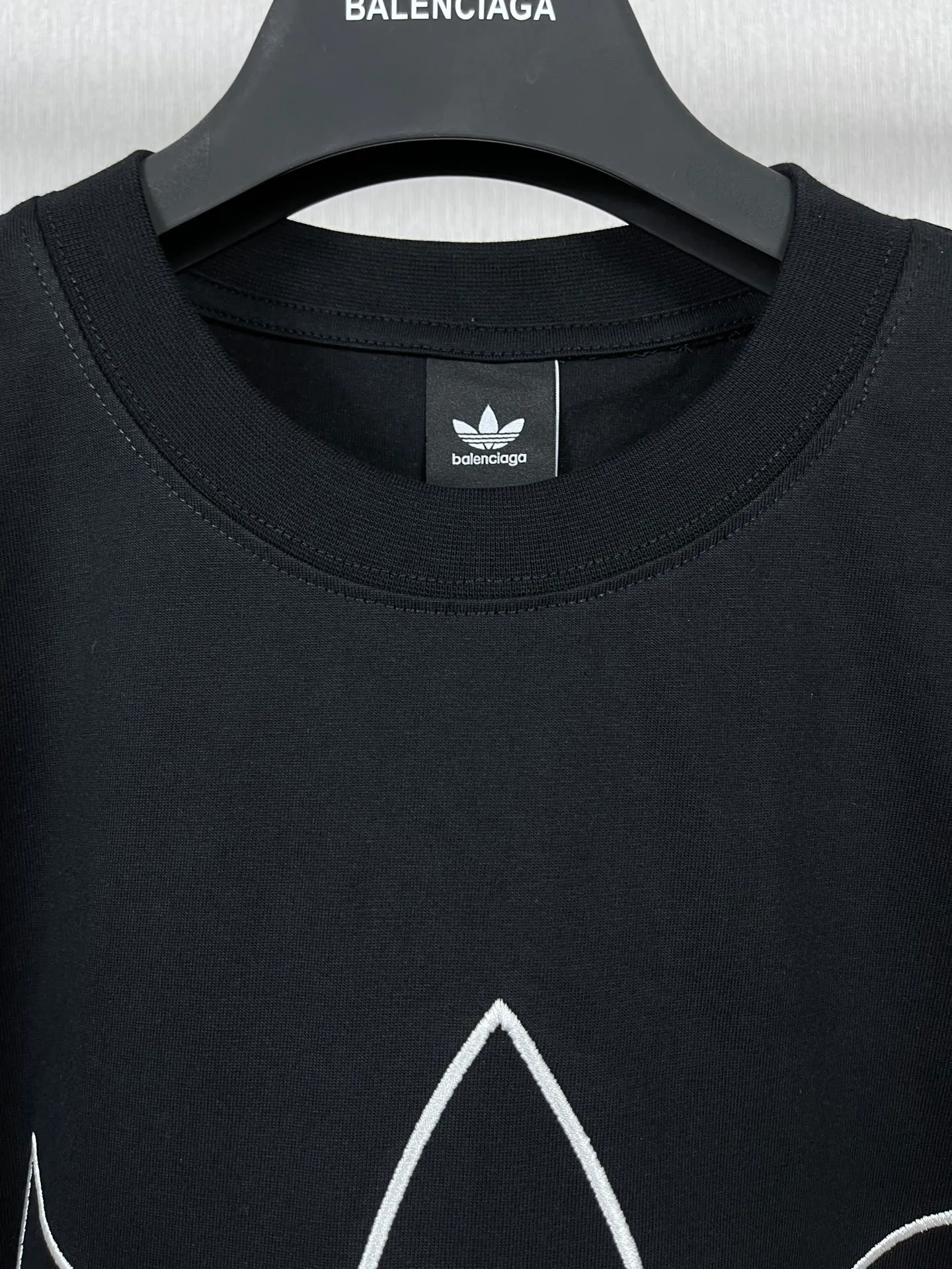 🅿️174 Real photos [Top version. Official website quality] BALENCI*GA/Paris joint Adidas front embroidered LOGO short-sleeved T-shirt# The fabric is made of Paris ZP custom-woven and dyed cotton double yarn. Weighing 260 grams, the cloth surface is clean. The cloth pattern is clear, soft and comfortable. The color fastness is good. It is not easy to change color. The threads are dyed with no color difference. The LOGO pattern letters are embroidered using imported embroidery machines, and the letters are three-dimensional and full. It is produced in Jubie market based on pictures, and comparisons are welcome. Restored brick cabinets. The version adopts OS loose shoulder design. Same style for men and women. Code: BL223059 Color: dark green, black, white Size: XS to L