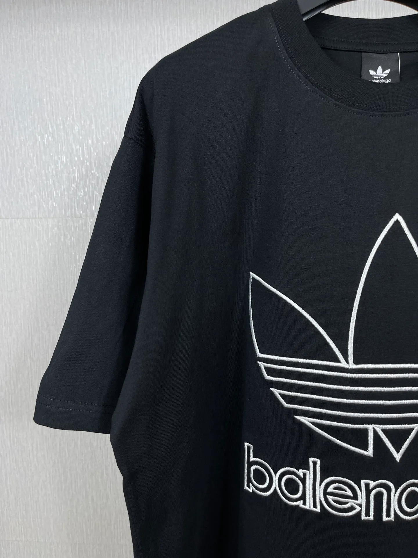 🅿️174 Real photos [Top version. Official website quality] BALENCI*GA/Paris joint Adidas front embroidered LOGO short-sleeved T-shirt# The fabric is made of Paris ZP custom-woven and dyed cotton double yarn. Weighing 260 grams, the cloth surface is clean. The cloth pattern is clear, soft and comfortable. The color fastness is good. It is not easy to change color. The threads are dyed with no color difference. The LOGO pattern letters are embroidered using imported embroidery machines, and the letters are three-dimensional and full. It is produced in Jubie market based on pictures, and comparisons are welcome. Restored brick cabinets. The version adopts OS loose shoulder design. Same style for men and women. Code: BL223059 Color: dark green, black, white Size: XS to L