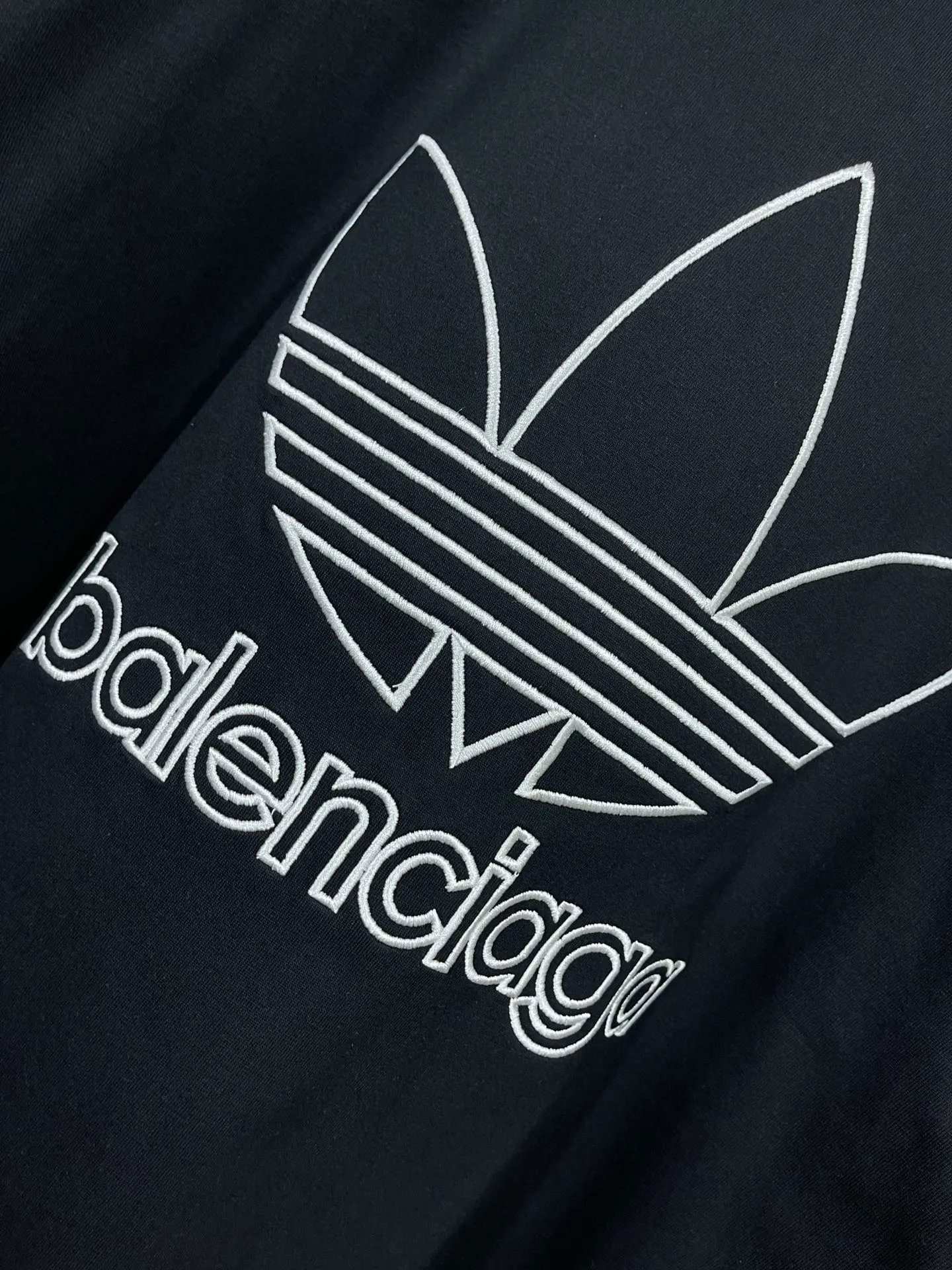 🅿️174 Real photos [Top version. Official website quality] BALENCI*GA/Paris joint Adidas front embroidered LOGO short-sleeved T-shirt# The fabric is made of Paris ZP custom-woven and dyed cotton double yarn. Weighing 260 grams, the cloth surface is clean. The cloth pattern is clear, soft and comfortable. The color fastness is good. It is not easy to change color. The threads are dyed with no color difference. The LOGO pattern letters are embroidered using imported embroidery machines, and the letters are three-dimensional and full. It is produced in Jubie market based on pictures, and comparisons are welcome. Restored brick cabinets. The version adopts OS loose shoulder design. Same style for men and women. Code: BL223059 Color: dark green, black, white Size: XS to L