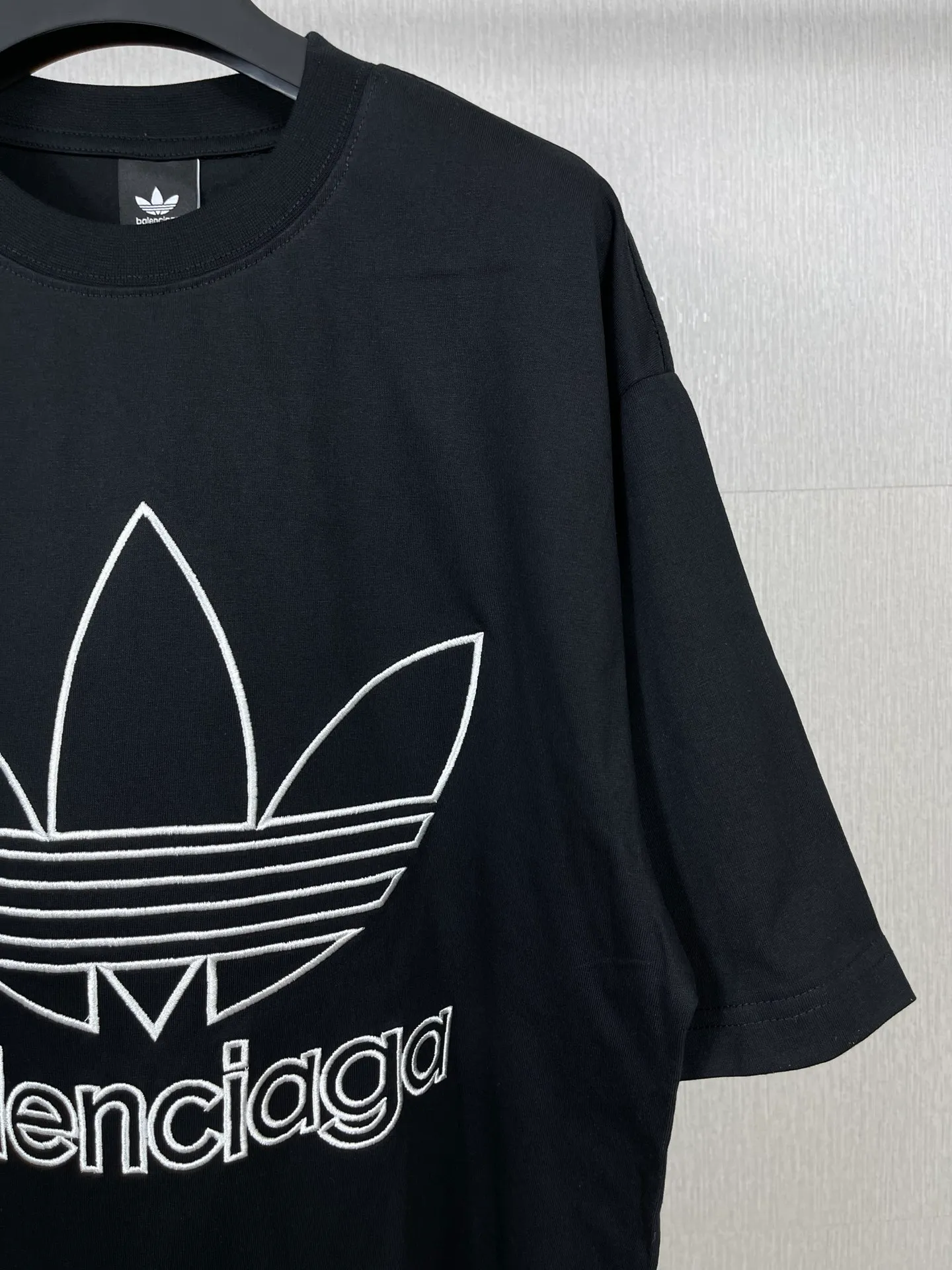 🅿️174 Real photos [Top version. Official website quality] BALENCI*GA/Paris joint Adidas front embroidered LOGO short-sleeved T-shirt# The fabric is made of Paris ZP custom-woven and dyed cotton double yarn. Weighing 260 grams, the cloth surface is clean. The cloth pattern is clear, soft and comfortable. The color fastness is good. It is not easy to change color. The threads are dyed with no color difference. The LOGO pattern letters are embroidered using imported embroidery machines, and the letters are three-dimensional and full. It is produced in Jubie market based on pictures, and comparisons are welcome. Restored brick cabinets. The version adopts OS loose shoulder design. Same style for men and women. Code: BL223059 Color: dark green, black, white Size: XS to L