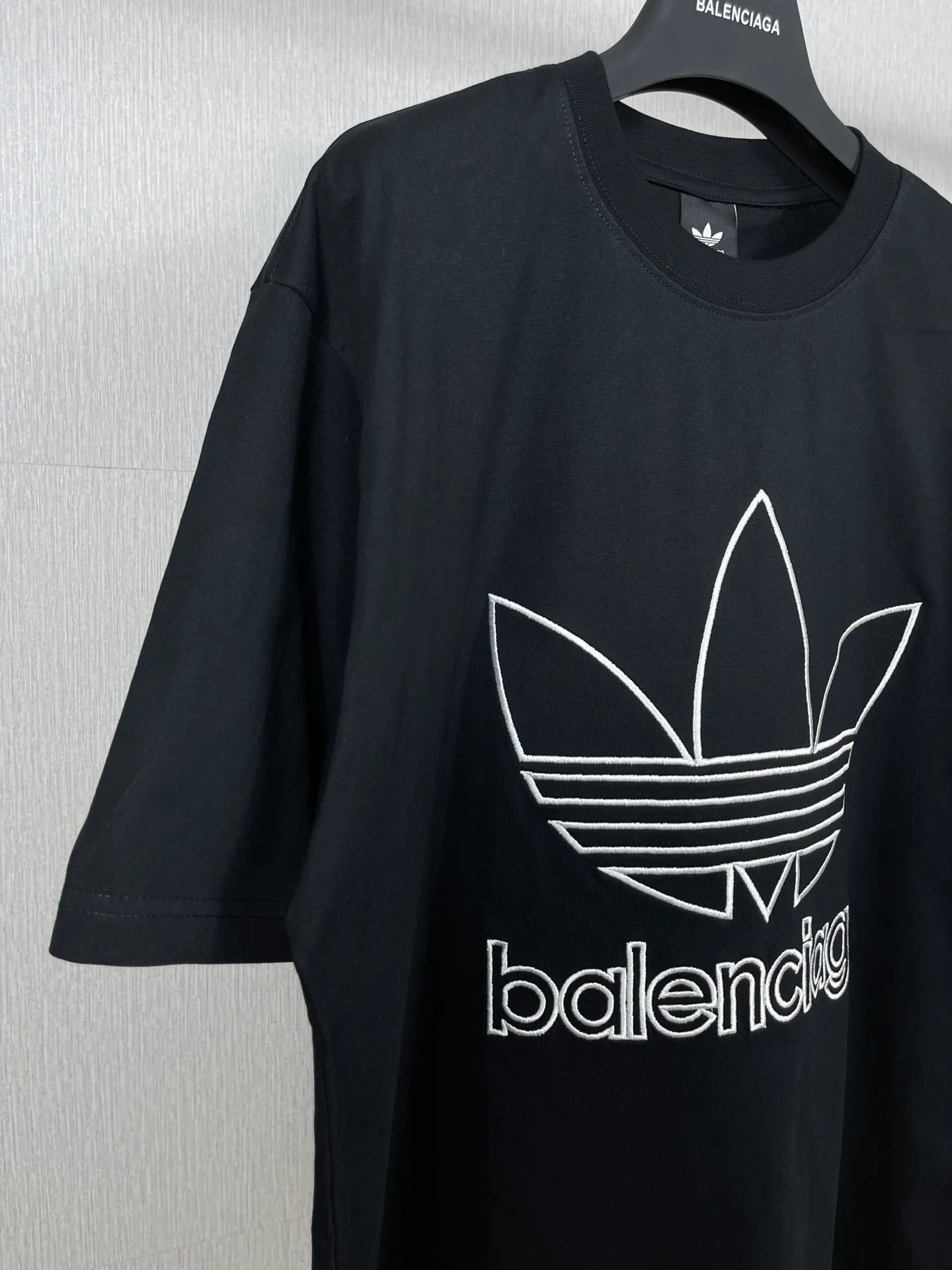 🅿️174 Real photos [Top version. Official website quality] BALENCI*GA/Paris joint Adidas front embroidered LOGO short-sleeved T-shirt# The fabric is made of Paris ZP custom-woven and dyed cotton double yarn. Weighing 260 grams, the cloth surface is clean. The cloth pattern is clear, soft and comfortable. The color fastness is good. It is not easy to change color. The threads are dyed with no color difference. The LOGO pattern letters are embroidered using imported embroidery machines, and the letters are three-dimensional and full. It is produced in Jubie market based on pictures, and comparisons are welcome. Restored brick cabinets. The version adopts OS loose shoulder design. Same style for men and women. Code: BL223059 Color: dark green, black, white Size: XS to L