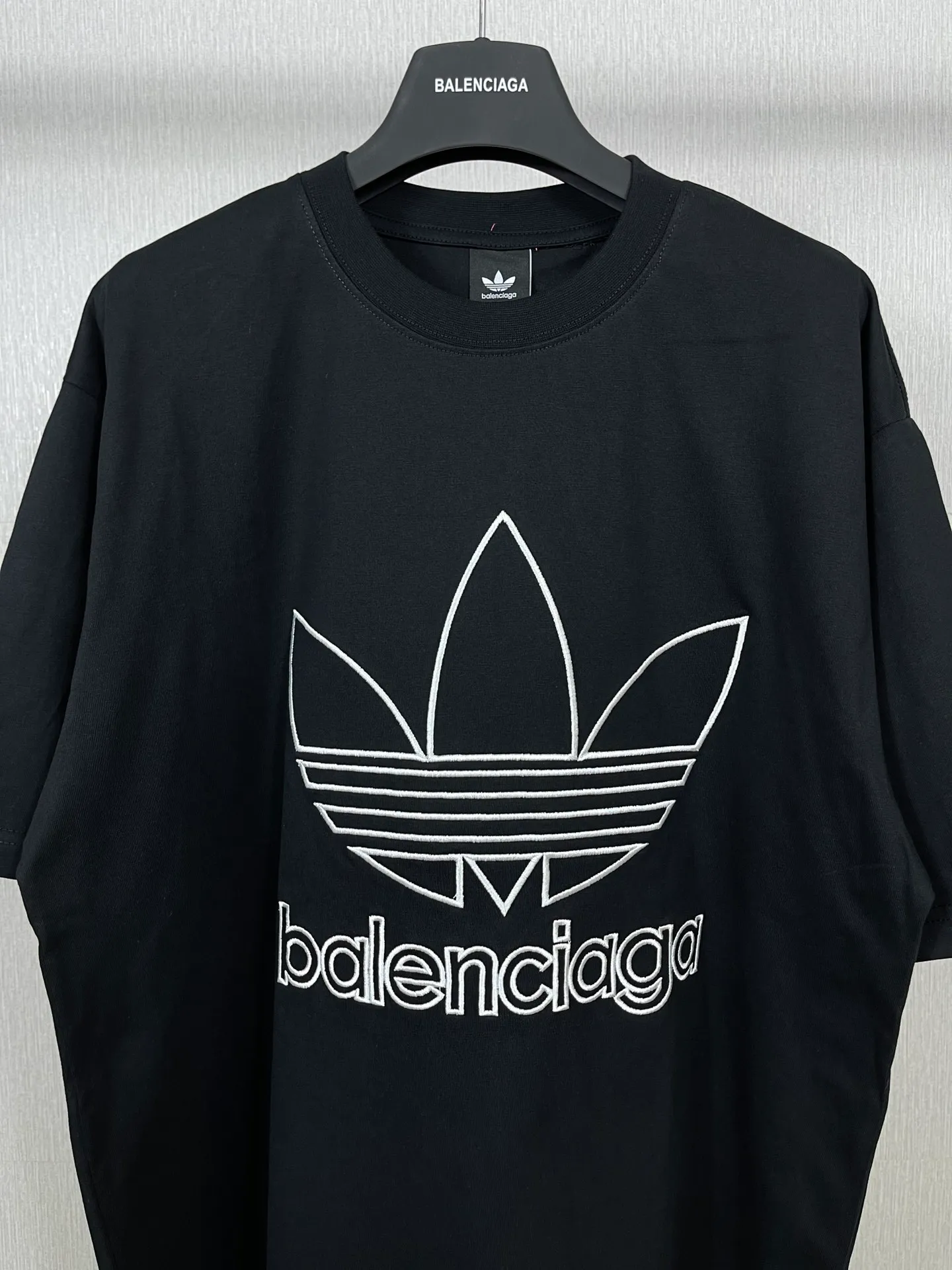 🅿️174 Real photos [Top version. Official website quality] BALENCI*GA/Paris joint Adidas front embroidered LOGO short-sleeved T-shirt# The fabric is made of Paris ZP custom-woven and dyed cotton double yarn. Weighing 260 grams, the cloth surface is clean. The cloth pattern is clear, soft and comfortable. The color fastness is good. It is not easy to change color. The threads are dyed with no color difference. The LOGO pattern letters are embroidered using imported embroidery machines, and the letters are three-dimensional and full. It is produced in Jubie market based on pictures, and comparisons are welcome. Restored brick cabinets. The version adopts OS loose shoulder design. Same style for men and women. Code: BL223059 Color: dark green, black, white Size: XS to L