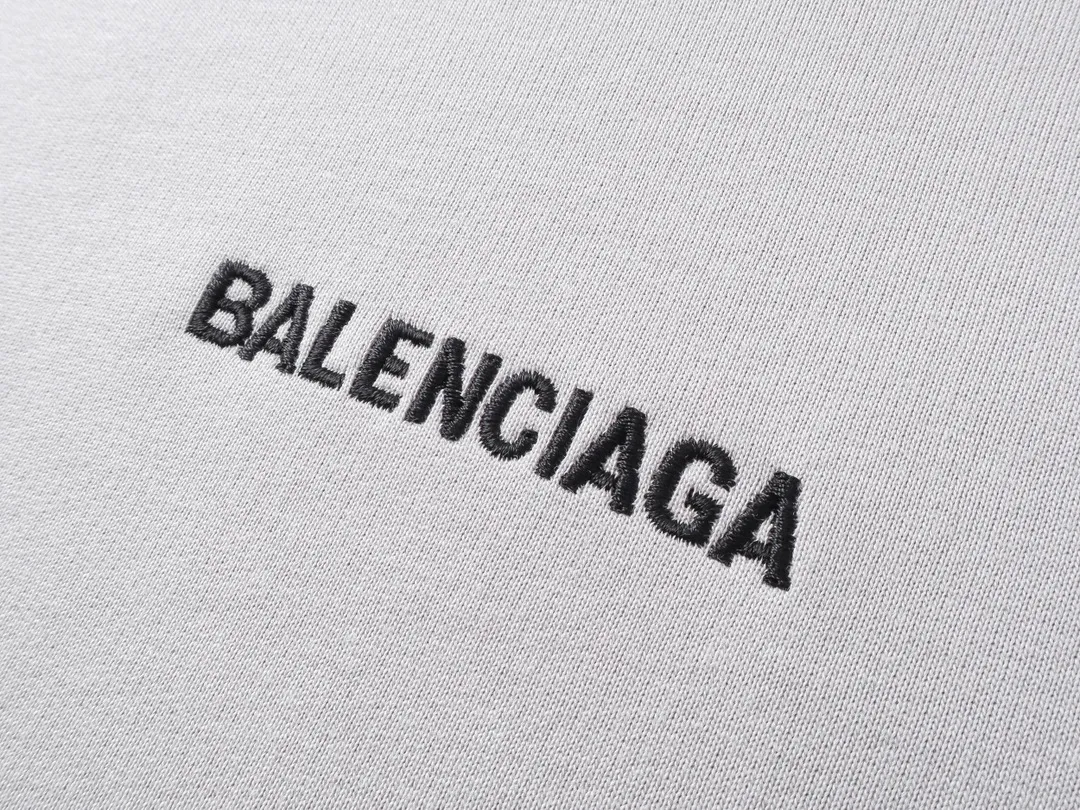 🅿️300 Detailed picture [Top version. Official website quality] BALENCI*GA/Paris#Classic model. Classic LOGO letter embroidered long-sleeved hooded sweatshirt on the front and back. 2024 autumn and winter brick cabinet synchronization.                       The fabric is made of Paris ZP custom-woven and dyed cotton double yarn David coat. The weight is 450 grams. The cloth surface is clean. The cloth pattern is clear, soft and comfortable. The threads are dyed with no color difference. The classic letters are embroidered with an imported Tajima embroidery machine. The letters are clear and the effect is three-dimensional, restoring the brick cabinet. The version adopts the OS loose shoulder style. The same style for men and women. Coding: BL238039 Color: black, ash, purple, khaki, off-white Size: XS S M L