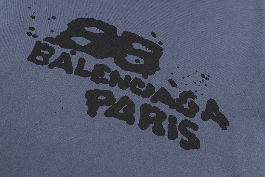 🅿️166 Detailed picture [Top version. Official website quality] BALENCI*GA/Paris BALENCI*GA#BB hand-painted graffiti short-sleeved T-shirt. 2023 spring and summer new product. Brick cabinet synchronization. The fabric is made of Paris ZP custom-woven and dyed 100% cotton double yarn compact cotton. The weight is 260 grams, the cloth surface is clean. The cloth pattern is clear. Soft and comfortable. Good color fastness. Not easy to change color. The threads are woven and dyed with no color difference. The printing uses a circular machine to imitate hand-painted effects. No burrs. The color follows the original board. The brick cabinet is restored. The version adopts the OS loose shoulder version. Same style for men and women. Coding: BL223001 Color: black, white, gray blue, pink Size: XS S M L