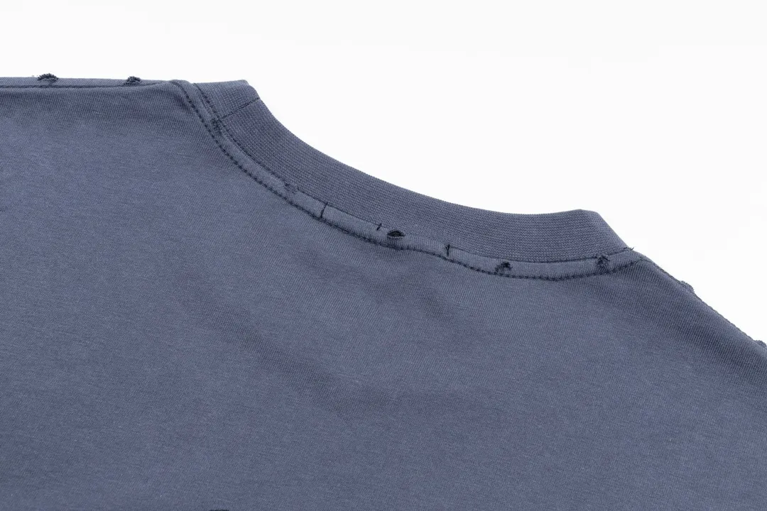 🅿️166 Detailed picture [Top version. Official website quality] BALENCI*GA/Paris BALENCI*GA#BB hand-painted graffiti short-sleeved T-shirt. 2023 spring and summer new product. Brick cabinet synchronization. The fabric is made of Paris ZP custom-woven and dyed 100% cotton double yarn compact cotton. The weight is 260 grams, the cloth surface is clean. The cloth pattern is clear. Soft and comfortable. Good color fastness. Not easy to change color. The threads are woven and dyed with no color difference. The printing uses a circular machine to imitate hand-painted effects. No burrs. The color follows the original board. The brick cabinet is restored. The version adopts the OS loose shoulder version. Same style for men and women. Coding: BL223001 Color: black, white, gray blue, pink Size: XS S M L
