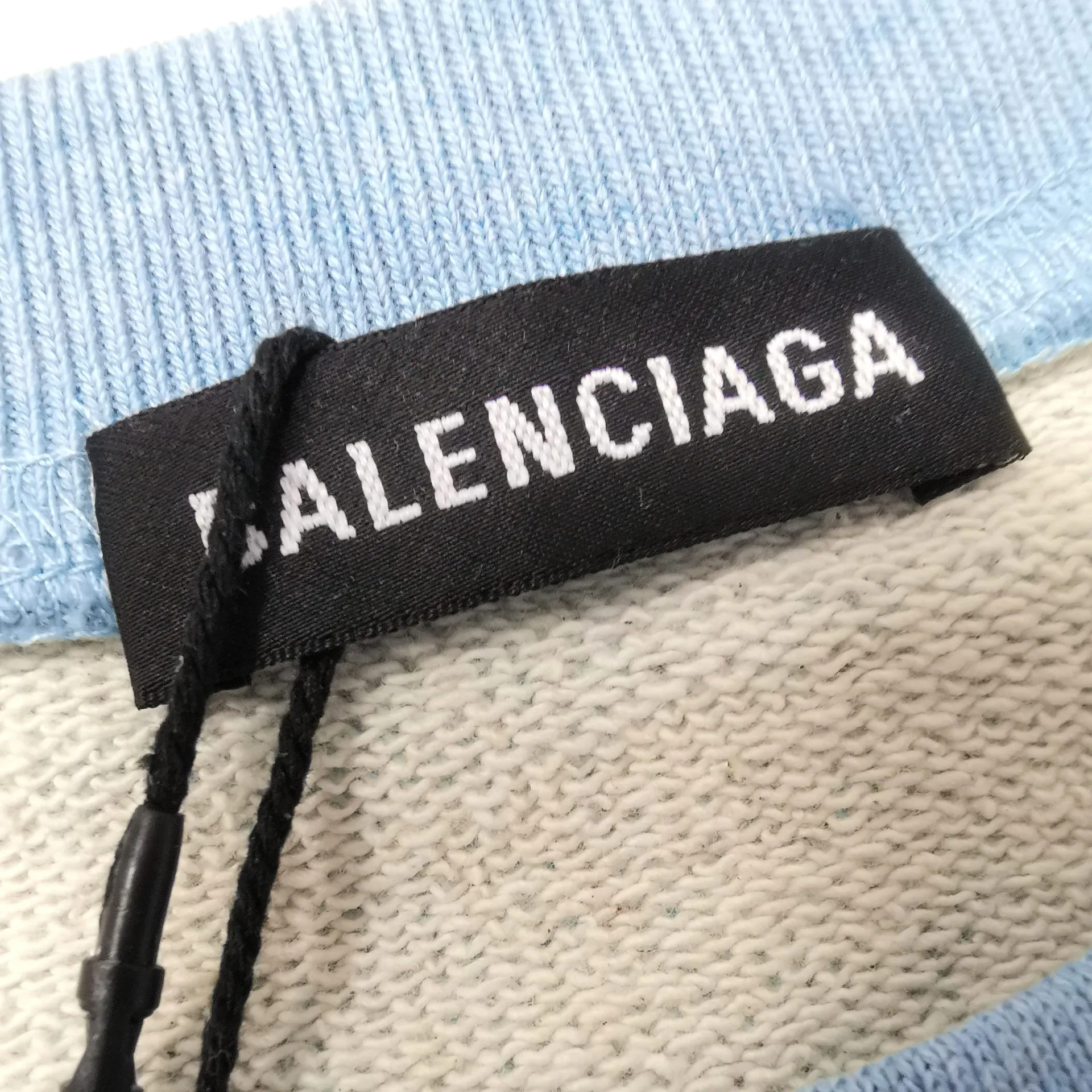 Additional details——Spring and autumn top-notch proven version of Balenciaga Classic Loose Unisex Pure Cotton Round Neck Sweatshirt for Men and Women. Custom-made fabrics and printed accessories are reproduced one-to-one. The fabric surface is treated with dust-free woolen craftsmanship, and the shoulder and chain seams are made of 0.8cm bundled strips inside. The special machine-edged double chain-wrapped thread-stitched pure cotton is here to explain why mine is dozens of yuan more expensive than others: 1. Each model is produced by the company. The details of the workmanship and fabrics are consistent with the original ones. There is no color difference between the ones at the counters. Guaranteed no color difference. Replicas are not scary. Whoever is fake is embarrassed. It’s not shameful to make a replica, it’s shameful if you can’t buy the correct version if you make a replica. All of my series can be found in all major places and will be absolutely stunning!  2. The fabric is made of 460 Paris special fabric. No one can make it better than mine. There is really no way to compare with the ordinary version on the market. Respect it. It is authentic and costs thousands of dollars. Don’t go for the quality of street stalls. 3. The workmanship is fully restored and the packaging is fully restored. 4. I guarantee here that this is the highest quality you can find. Size: XS-L Color: haze blue, navy blue, white P:350
