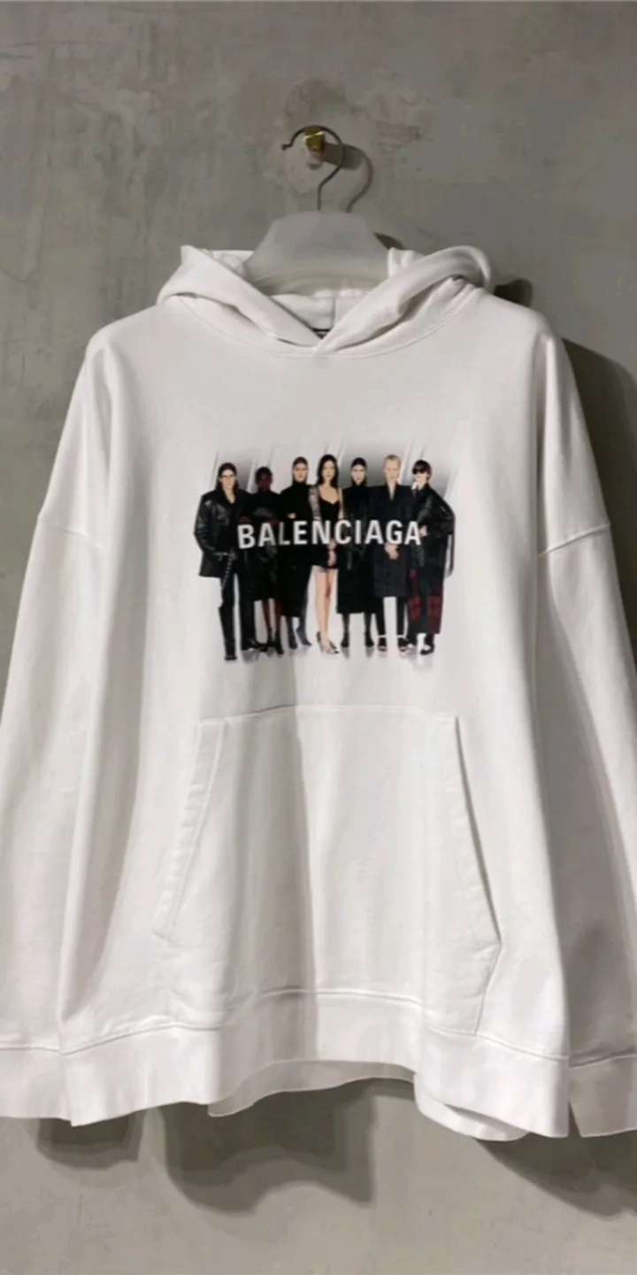 Real shot of the video————Experienced version of BALENCIAGA Balenciaga Portrait Band B’s hooded sweatshirt 1:1 restored replica version Popular ins Xiaohongshu Popular recommendation by Internet celebrity bloggers The fabric is made of 480 grams of large terry pure cotton fabric, and has been pre-shrunk to a weight of about 520 grams. The original version is purchased and patterned, and the positioning and cutting process is used! Pure version! The imported Israeli Kornit digital direct-injection printing technology makes the reflection of characters three-dimensional and real. This is also the first place to look for identification. I make every piece of clothing with conscience and strive for excellence in every aspect. Just to sell a piece of clothing and retain a customer. Although our products are a little more expensive than others, the expensive money is kept in the clothes and is definitely not imported into my pocket.  Customized washable labels, bag labels, and collar labels. Can reach professional level.  Restore the 1:1 replica craftsmanship! B's new early autumn series, a very high-end series of single items for men and women!  Size: XS-L Color: White P:450