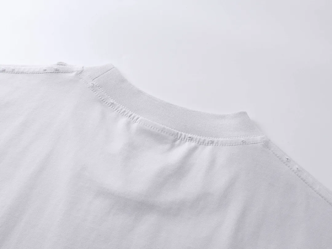 🅿️190 real photos [Top version. Official website quality] BALENCI*GA/Paris.SS25 latest model 3M artistic letter printing washed and worn short-sleeved T-shirt. Ready-made clothing with many parts worn and worn. Brick cabinets are synchronized. Genuine products are developed at the first time. The fabric is made of Paris ZP custom-woven and dyed cotton double yarn. Weighing 260 grams, the cloth surface is clean. The cloth pattern is clear, soft and comfortable. The threads are dyed with no color difference. The printing is made of environmentally friendly imported materials. The letters are clear and the effect is three-dimensional. The version adopts OS loose shoulder design. Same style for men and women. Code: BL223613 Color: washed black, gray and white. Size: XS S M L