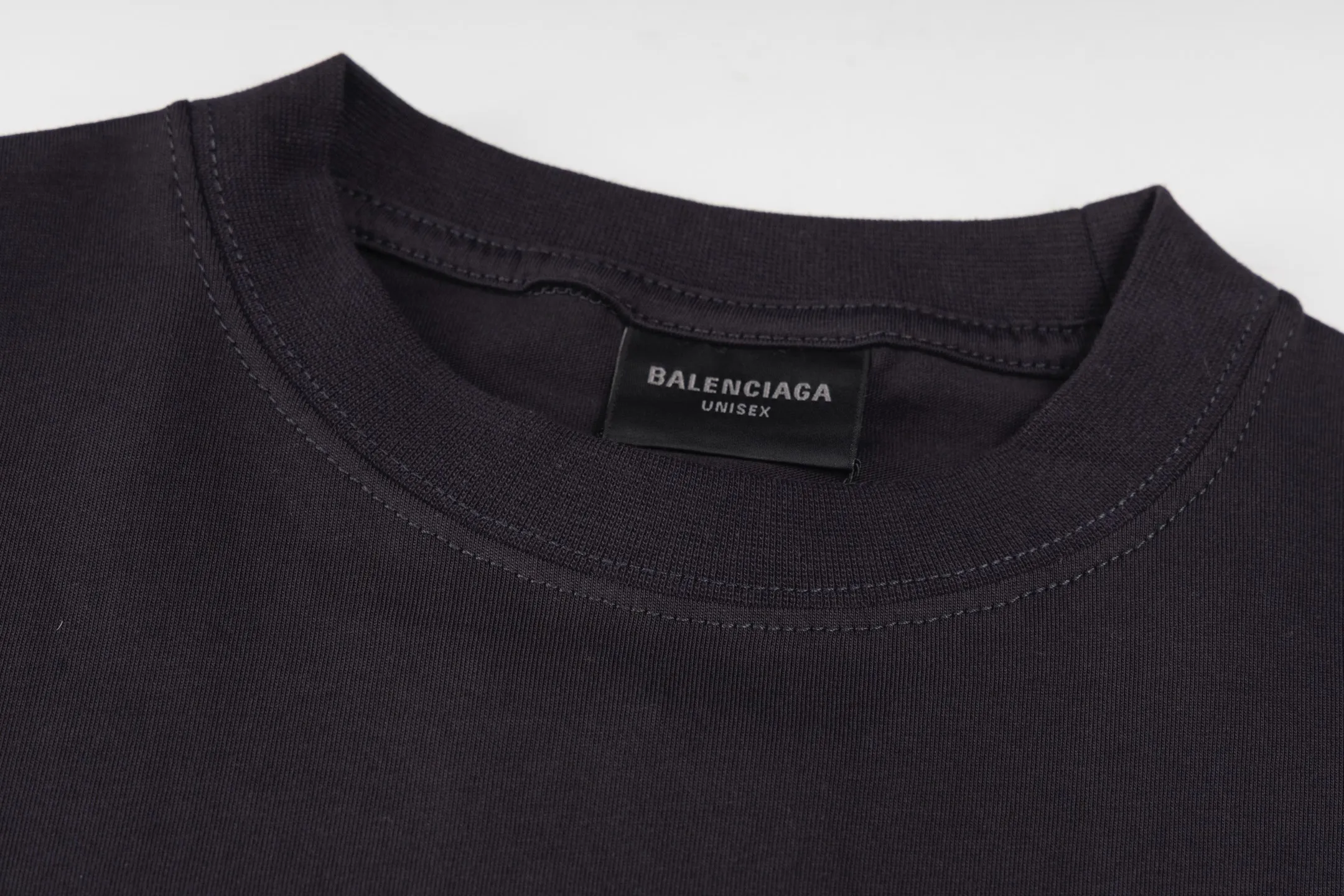 🅿️280 [Exclusive supply] BLCG 25SS circular embroidered short sleeves. The fabric is made of 24S 185g double yarn special textile compact cotton, and the rib is made of 32S 340g double yarn stretch rib. The structure of pure cotton fabric is plain weave. The surface of the fabric is smooth and delicate, and the texture is tight. It has good moisture absorption, breathability and comfort, and can keep you dry and comfortable. Due to its tight spinning process, it also has good wrinkle resistance and durability, making it suitable for long-term wear or use. The front plain stitch embroidery process uses high-density and regular stitch arrangement to create a delicate micro-three-dimensional feeling on the fabric, which has both visual hierarchy and tactile texture. Back panel discharge printing is one of its signature processes. This printing technology physically removes the original color of the fabric to create a unique faded high-contrast effect. Size:XS/S/M/L