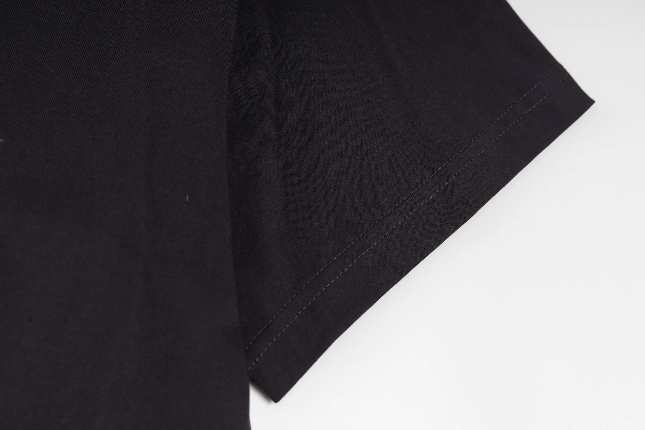 🅿️280 [Exclusive supply] BLCG 25SS circular embroidered short sleeves. The fabric is made of 24S 185g double yarn special textile compact cotton, and the rib is made of 32S 340g double yarn stretch rib. The structure of pure cotton fabric is plain weave. The surface of the fabric is smooth and delicate, and the texture is tight. It has good moisture absorption, breathability and comfort, and can keep you dry and comfortable. Due to its tight spinning process, it also has good wrinkle resistance and durability, making it suitable for long-term wear or use. The front plain stitch embroidery process uses high-density and regular stitch arrangement to create a delicate micro-three-dimensional feeling on the fabric, which has both visual hierarchy and tactile texture. Back panel discharge printing is one of its signature processes. This printing technology physically removes the original color of the fabric to create a unique faded high-contrast effect. Size:XS/S/M/L