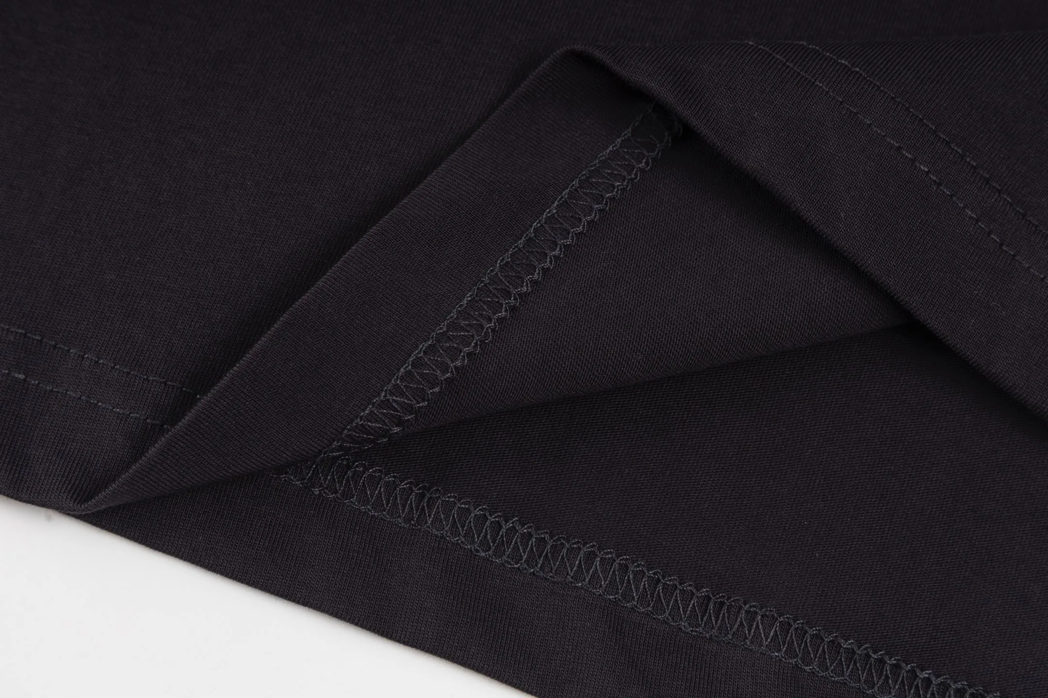 🅿️280 [Exclusive supply] BLCG 25SS circular embroidered short sleeves. The fabric is made of 24S 185g double yarn special textile compact cotton, and the rib is made of 32S 340g double yarn stretch rib. The structure of pure cotton fabric is plain weave. The surface of the fabric is smooth and delicate, and the texture is tight. It has good moisture absorption, breathability and comfort, and can keep you dry and comfortable. Due to its tight spinning process, it also has good wrinkle resistance and durability, making it suitable for long-term wear or use. The front plain stitch embroidery process uses high-density and regular stitch arrangement to create a delicate micro-three-dimensional feeling on the fabric, which has both visual hierarchy and tactile texture. Back panel discharge printing is one of its signature processes. This printing technology physically removes the original color of the fabric to create a unique faded high-contrast effect. Size:XS/S/M/L
