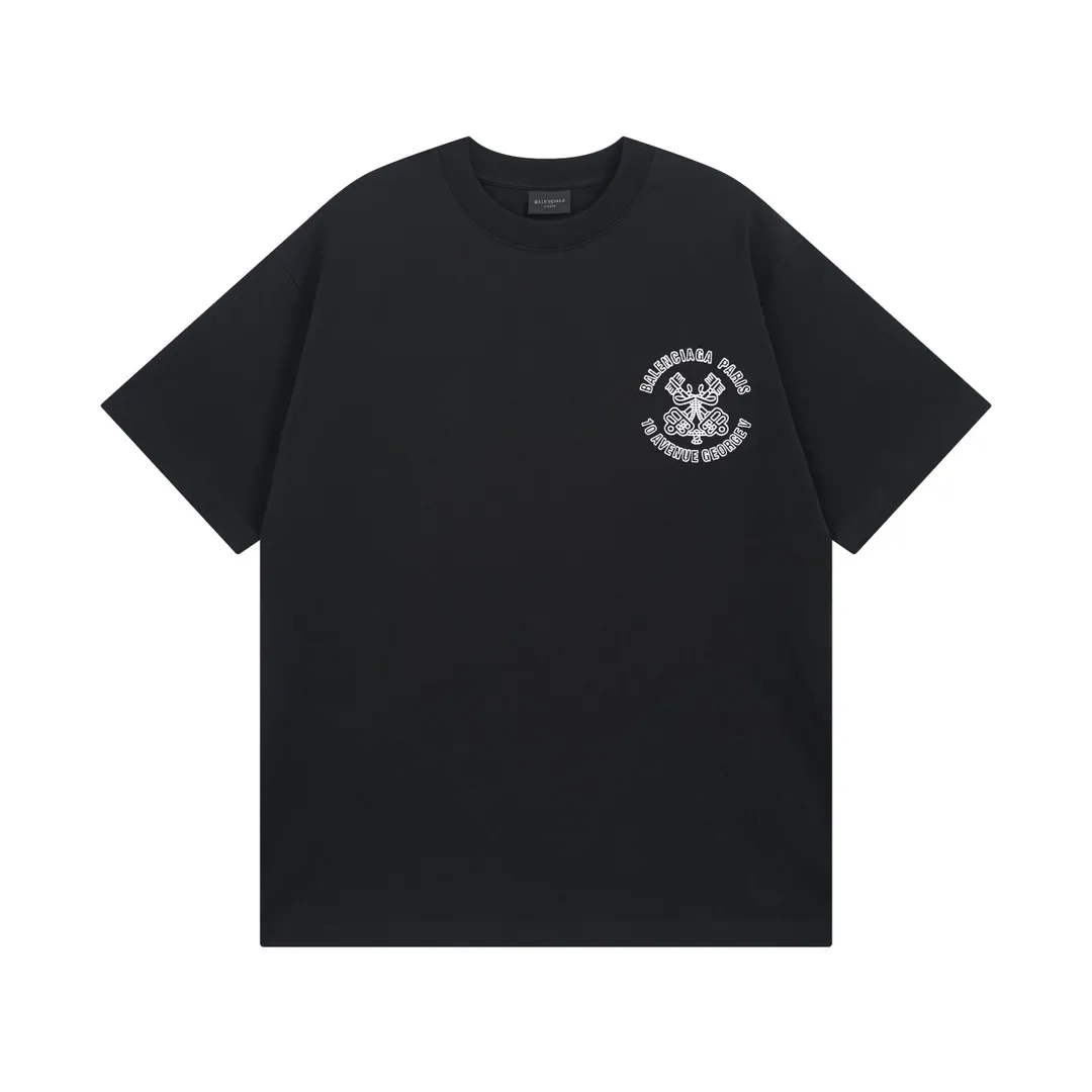 🅿️170 real shots [Top version. Official website quality] BALENCI*GA/Paris.SS25 latest model. The new LOGO monogram is printed on the front and back of the short-sleeved T-shirt. The brick cabinet is synchronized. It is developed at the first time and the fabric is made of Paris ZP custom-woven and dyed cotton double yarn. Weighing 260 grams, the cloth surface is clean. The cloth pattern is clear, soft and comfortable. The threads are dyed with no color difference. The printing is made of environmentally friendly imported materials. The letters are clear and the effect is three-dimensional. The version adopts OS loose shoulder design. Same style for men and women. Code: BL223619 Color: black, white Size: XS S M L