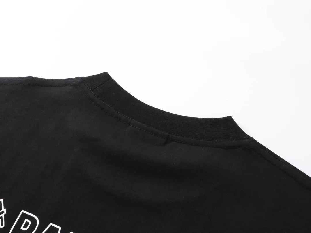 🅿️170 real shots [Top version. Official website quality] BALENCI*GA/Paris.SS25 latest model. The new LOGO monogram is printed on the front and back of the short-sleeved T-shirt. The brick cabinet is synchronized. It is developed at the first time and the fabric is made of Paris ZP custom-woven and dyed cotton double yarn. Weighing 260 grams, the cloth surface is clean. The cloth pattern is clear, soft and comfortable. The threads are dyed with no color difference. The printing is made of environmentally friendly imported materials. The letters are clear and the effect is three-dimensional. The version adopts OS loose shoulder design. Same style for men and women. Code: BL223619 Color: black, white Size: XS S M L