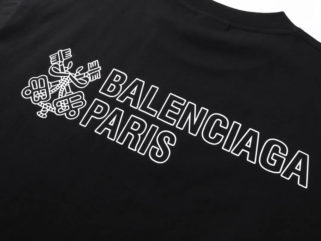 🅿️170 real shots [Top version. Official website quality] BALENCI*GA/Paris.SS25 latest model. The new LOGO monogram is printed on the front and back of the short-sleeved T-shirt. The brick cabinet is synchronized. It is developed at the first time and the fabric is made of Paris ZP custom-woven and dyed cotton double yarn. Weighing 260 grams, the cloth surface is clean. The cloth pattern is clear, soft and comfortable. The threads are dyed with no color difference. The printing is made of environmentally friendly imported materials. The letters are clear and the effect is three-dimensional. The version adopts OS loose shoulder design. Same style for men and women. Code: BL223619 Color: black, white Size: XS S M L