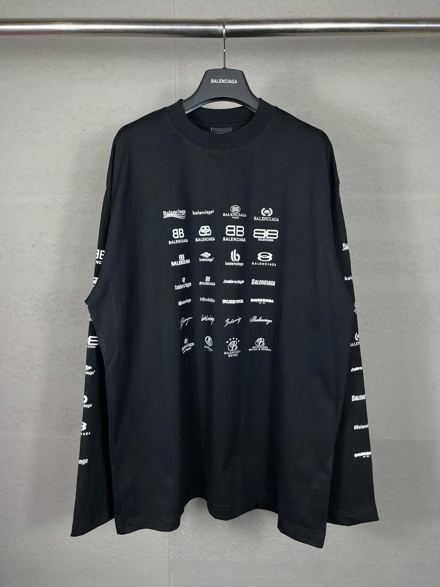 🅿️200 real photos [Top version. Official website quality] BALENCI*GA/Paris BALENCI*GA# 2024 spring and summer new style, printed with classic LOGO collection long-sleeved T-shirt. 2024 spring and summer new product. Brick cabinet synchronization. Welcome to compare. The fabric is made of Paris ZP custom-woven and dyed 100% cotton double yarn compact cotton. The weight is 260 grams, the cloth surface is clean, the cloth texture is clear, soft and comfortable. The color fastness is good. It is not easy to change color. The threads are woven and dyed with no color difference. The printing uses imported environmentally friendly rubber paddles, precision stencils, fine LOGO letters, clear letters, no burrs, and a three-dimensional effect. Restore brick cabinet. The version adopts OS loose shoulder style. Same style for men and women. Code: BL225005 Color: black, beige, pink, smoky gray, white Size: XS S M L
