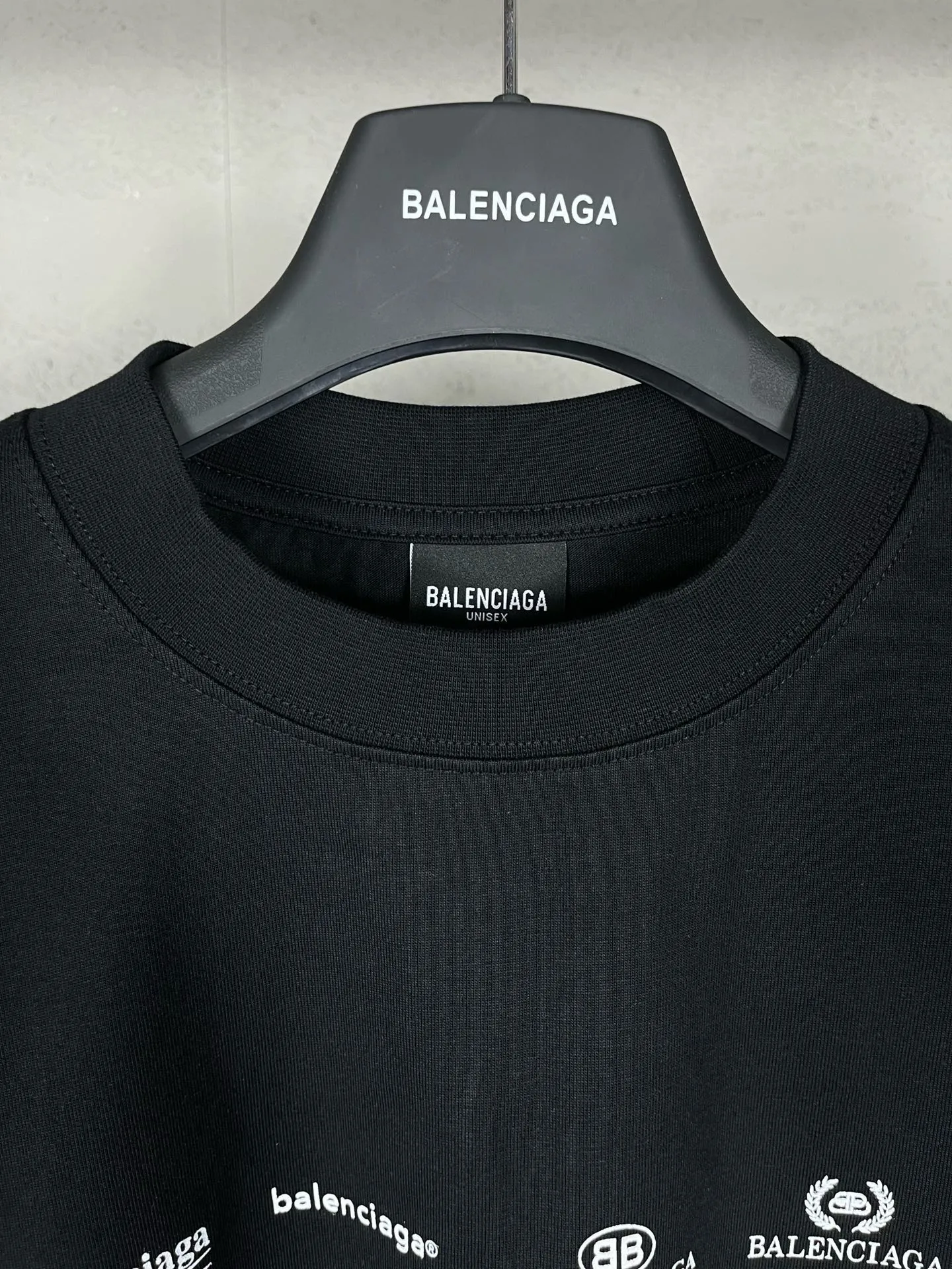 🅿️200 real photos [Top version. Official website quality] BALENCI*GA/Paris BALENCI*GA# 2024 spring and summer new style, printed with classic LOGO collection long-sleeved T-shirt. 2024 spring and summer new product. Brick cabinet synchronization. Welcome to compare. The fabric is made of Paris ZP custom-woven and dyed 100% cotton double yarn compact cotton. The weight is 260 grams, the cloth surface is clean, the cloth texture is clear, soft and comfortable. The color fastness is good. It is not easy to change color. The threads are woven and dyed with no color difference. The printing uses imported environmentally friendly rubber paddles, precision stencils, fine LOGO letters, clear letters, no burrs, and a three-dimensional effect. Restore brick cabinet. The version adopts OS loose shoulder style. Same style for men and women. Code: BL225005 Color: black, beige, pink, smoky gray, white Size: XS S M L