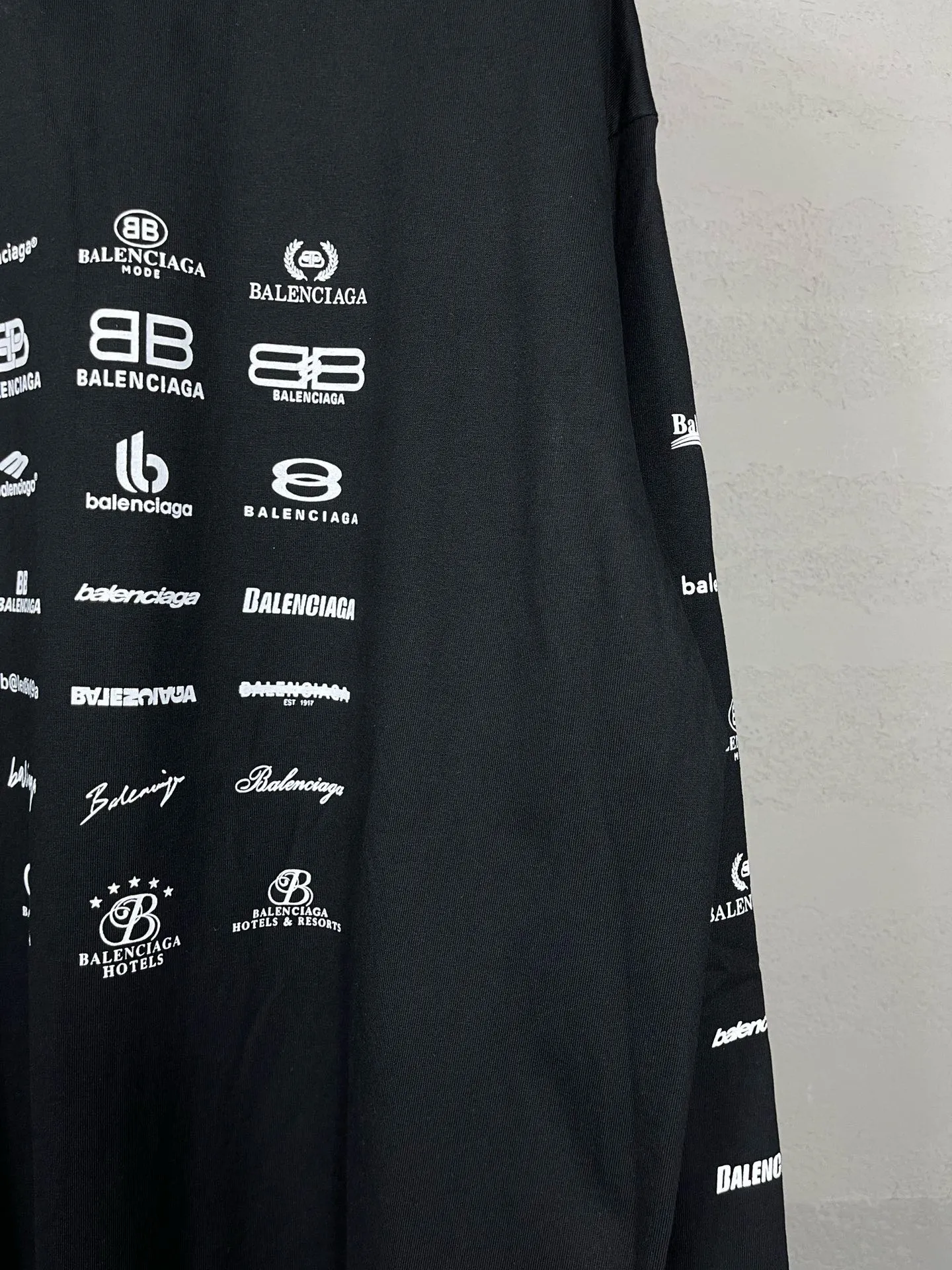 🅿️200 real photos [Top version. Official website quality] BALENCI*GA/Paris BALENCI*GA# 2024 spring and summer new style, printed with classic LOGO collection long-sleeved T-shirt. 2024 spring and summer new product. Brick cabinet synchronization. Welcome to compare. The fabric is made of Paris ZP custom-woven and dyed 100% cotton double yarn compact cotton. The weight is 260 grams, the cloth surface is clean, the cloth texture is clear, soft and comfortable. The color fastness is good. It is not easy to change color. The threads are woven and dyed with no color difference. The printing uses imported environmentally friendly rubber paddles, precision stencils, fine LOGO letters, clear letters, no burrs, and a three-dimensional effect. Restore brick cabinet. The version adopts OS loose shoulder style. Same style for men and women. Code: BL225005 Color: black, beige, pink, smoky gray, white Size: XS S M L