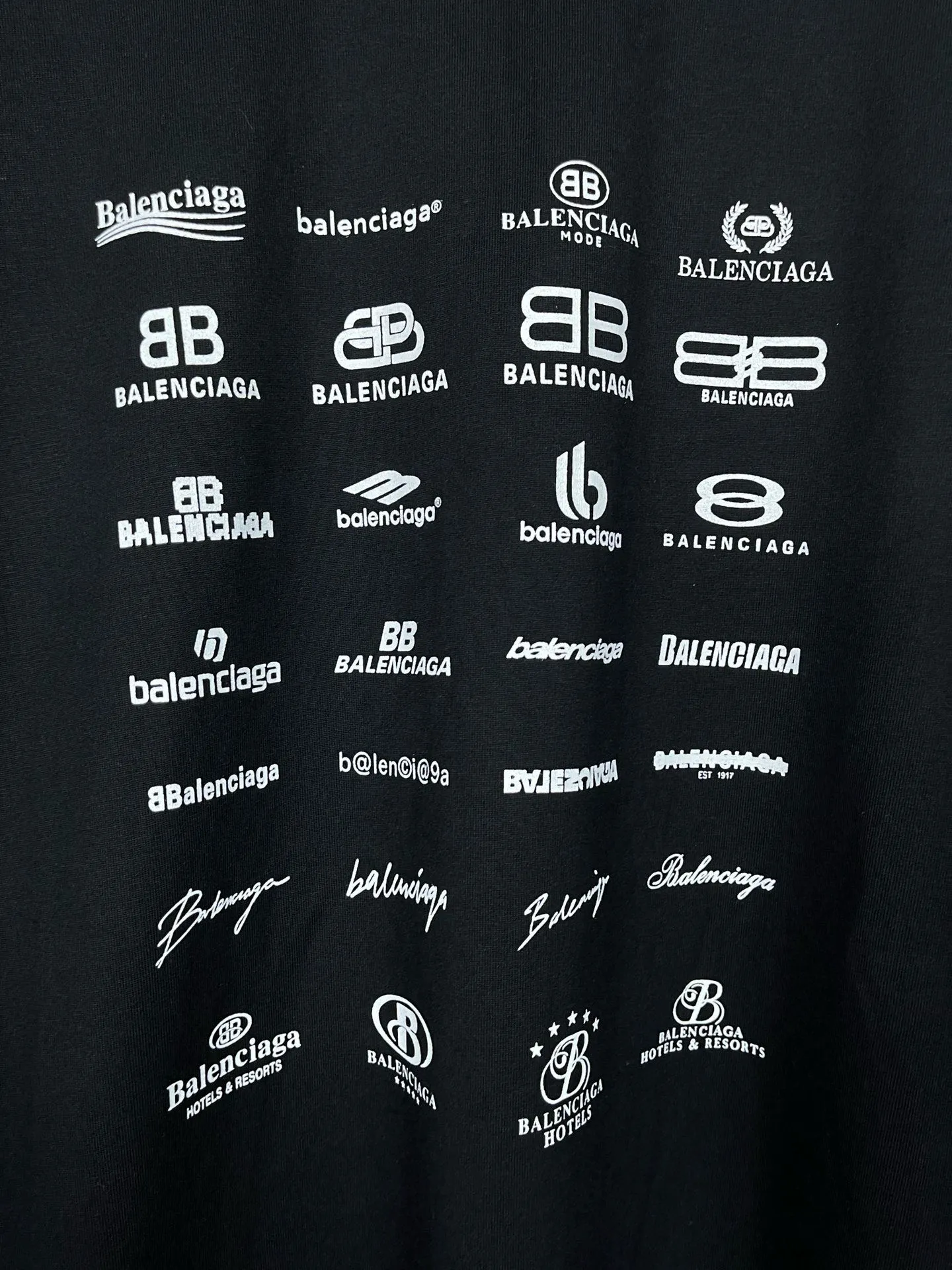 🅿️200 real photos [Top version. Official website quality] BALENCI*GA/Paris BALENCI*GA# 2024 spring and summer new style, printed with classic LOGO collection long-sleeved T-shirt. 2024 spring and summer new product. Brick cabinet synchronization. Welcome to compare. The fabric is made of Paris ZP custom-woven and dyed 100% cotton double yarn compact cotton. The weight is 260 grams, the cloth surface is clean, the cloth texture is clear, soft and comfortable. The color fastness is good. It is not easy to change color. The threads are woven and dyed with no color difference. The printing uses imported environmentally friendly rubber paddles, precision stencils, fine LOGO letters, clear letters, no burrs, and a three-dimensional effect. Restore brick cabinet. The version adopts OS loose shoulder style. Same style for men and women. Code: BL225005 Color: black, beige, pink, smoky gray, white Size: XS S M L