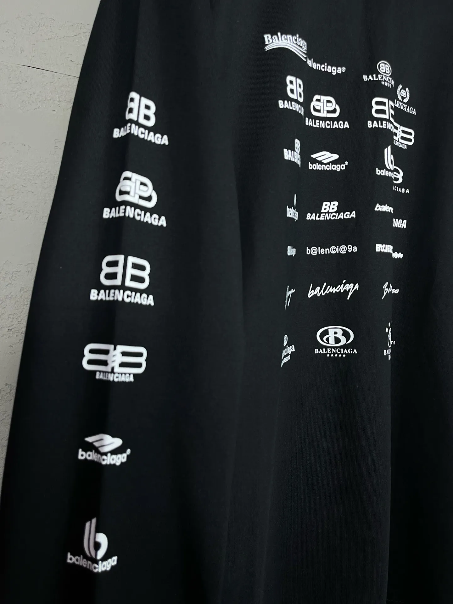 🅿️200 real photos [Top version. Official website quality] BALENCI*GA/Paris BALENCI*GA# 2024 spring and summer new style, printed with classic LOGO collection long-sleeved T-shirt. 2024 spring and summer new product. Brick cabinet synchronization. Welcome to compare. The fabric is made of Paris ZP custom-woven and dyed 100% cotton double yarn compact cotton. The weight is 260 grams, the cloth surface is clean, the cloth texture is clear, soft and comfortable. The color fastness is good. It is not easy to change color. The threads are woven and dyed with no color difference. The printing uses imported environmentally friendly rubber paddles, precision stencils, fine LOGO letters, clear letters, no burrs, and a three-dimensional effect. Restore brick cabinet. The version adopts OS loose shoulder style. Same style for men and women. Code: BL225005 Color: black, beige, pink, smoky gray, white Size: XS S M L
