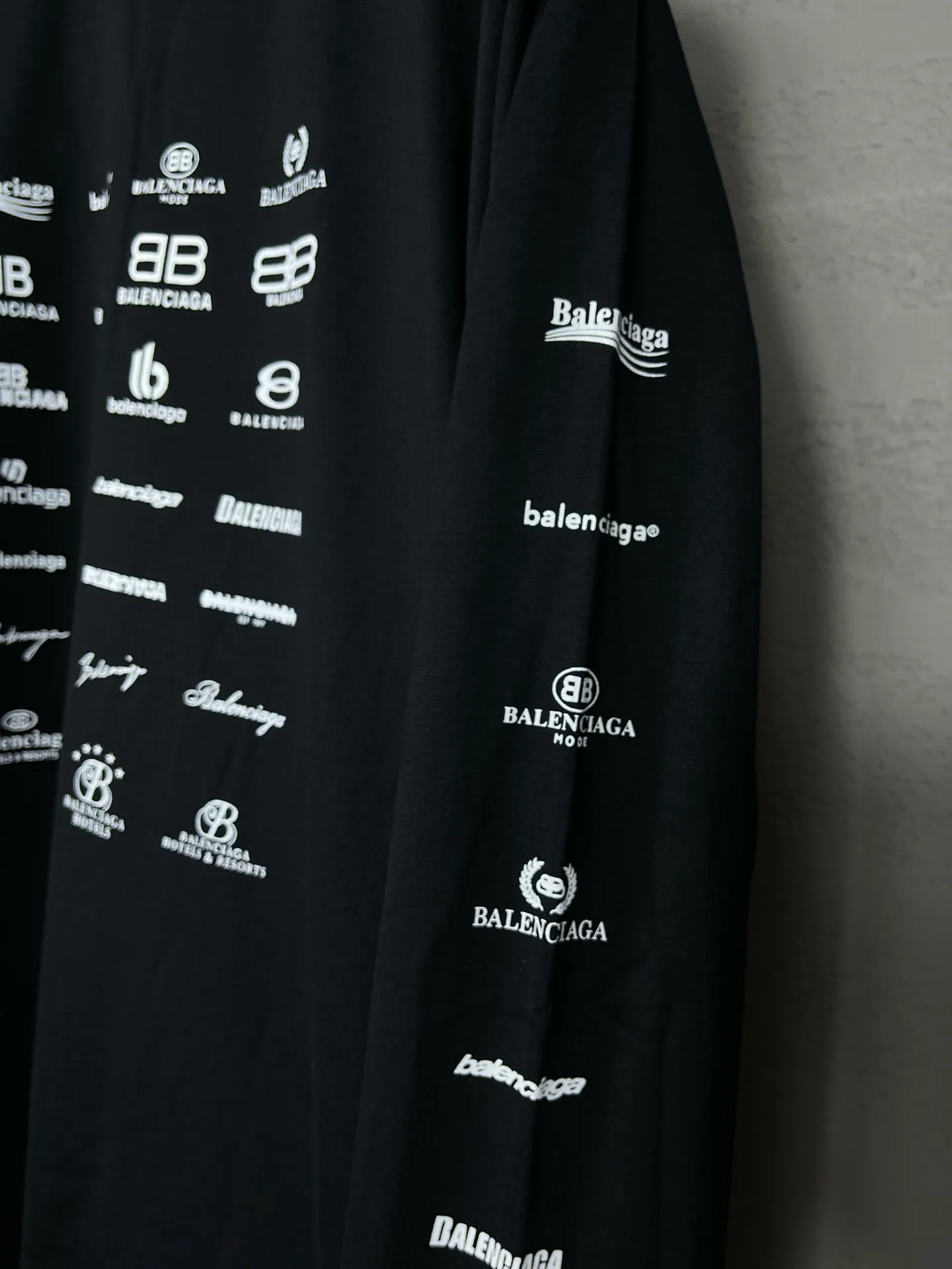 🅿️200 real photos [Top version. Official website quality] BALENCI*GA/Paris BALENCI*GA# 2024 spring and summer new style, printed with classic LOGO collection long-sleeved T-shirt. 2024 spring and summer new product. Brick cabinet synchronization. Welcome to compare. The fabric is made of Paris ZP custom-woven and dyed 100% cotton double yarn compact cotton. The weight is 260 grams, the cloth surface is clean, the cloth texture is clear, soft and comfortable. The color fastness is good. It is not easy to change color. The threads are woven and dyed with no color difference. The printing uses imported environmentally friendly rubber paddles, precision stencils, fine LOGO letters, clear letters, no burrs, and a three-dimensional effect. Restore brick cabinet. The version adopts OS loose shoulder style. Same style for men and women. Code: BL225005 Color: black, beige, pink, smoky gray, white Size: XS S M L