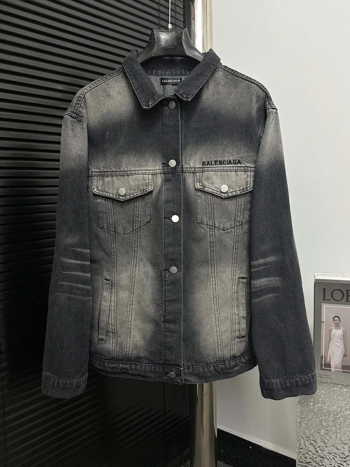 🅿️290 【Balenciaga】 Paris gradient denim jacket with letter embroidery on the back The spring and summer new models are made of 460 grams of high-end custom fabrics, which have excellent washability and are breathable and thick to the touch. The details are all hand-polished and manufactured with craftsmanship. Exclusive door pockets are fully embedded with clips. They are stiff and cannot be deformed. The whole garment is made of custom-woven heavyweight denim fabrics. Independent hardware molding and heavy-duty washing of ready-made garments. Nostalgic inkjet printing. The contrasting color thread effect is also comparable to YB. It is very fashionable and versatile, and it is the same style for men and women. I fell in love at first sight! After multiple processes to create a full sense of high-end and motorcycle, it is fully luxurious, classic and durable. Size: S-XL