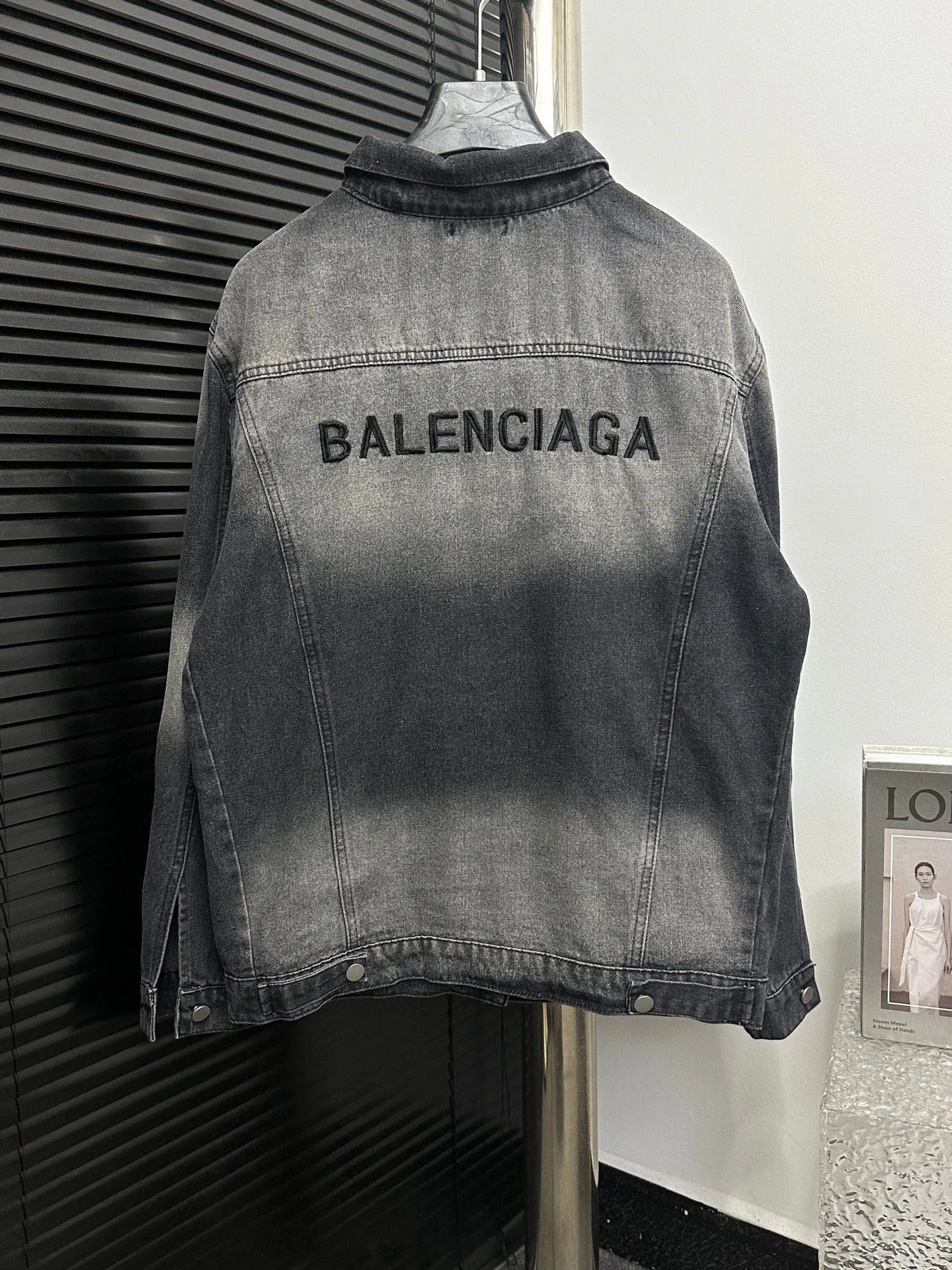 🅿️290 【Balenciaga】 Paris gradient denim jacket with letter embroidery on the back The spring and summer new models are made of 460 grams of high-end custom fabrics, which have excellent washability and are breathable and thick to the touch. The details are all hand-polished and manufactured with craftsmanship. Exclusive door pockets are fully embedded with clips. They are stiff and cannot be deformed. The whole garment is made of custom-woven heavyweight denim fabrics. Independent hardware molding and heavy-duty washing of ready-made garments. Nostalgic inkjet printing. The contrasting color thread effect is also comparable to YB. It is very fashionable and versatile, and it is the same style for men and women. I fell in love at first sight! After multiple processes to create a full sense of high-end and motorcycle, it is fully luxurious, classic and durable. Size: S-XL