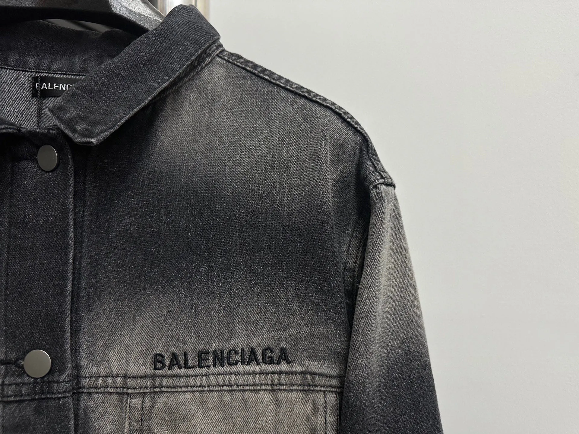 🅿️290 【Balenciaga】 Paris gradient denim jacket with letter embroidery on the back The spring and summer new models are made of 460 grams of high-end custom fabrics, which have excellent washability and are breathable and thick to the touch. The details are all hand-polished and manufactured with craftsmanship. Exclusive door pockets are fully embedded with clips. They are stiff and cannot be deformed. The whole garment is made of custom-woven heavyweight denim fabrics. Independent hardware molding and heavy-duty washing of ready-made garments. Nostalgic inkjet printing. The contrasting color thread effect is also comparable to YB. It is very fashionable and versatile, and it is the same style for men and women. I fell in love at first sight! After multiple processes to create a full sense of high-end and motorcycle, it is fully luxurious, classic and durable. Size: S-XL